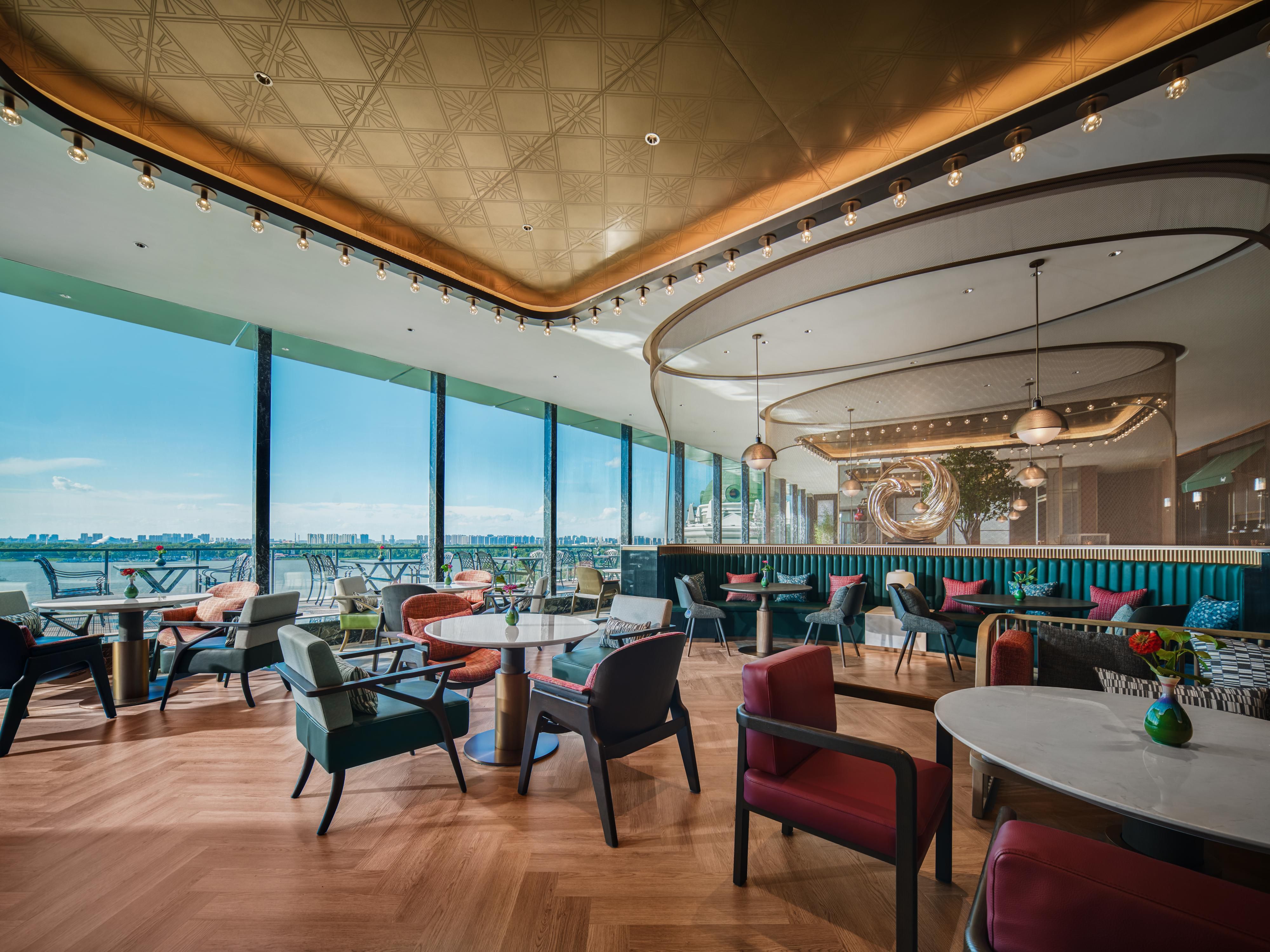 夜幕降临，酒吧—滨 · 吧，现场乐队奏响浪漫序曲，特色鸡尾酒、葡萄酒、烈酒、BBQ 小食、甜点，带您沉醉在绚丽的夜色中。