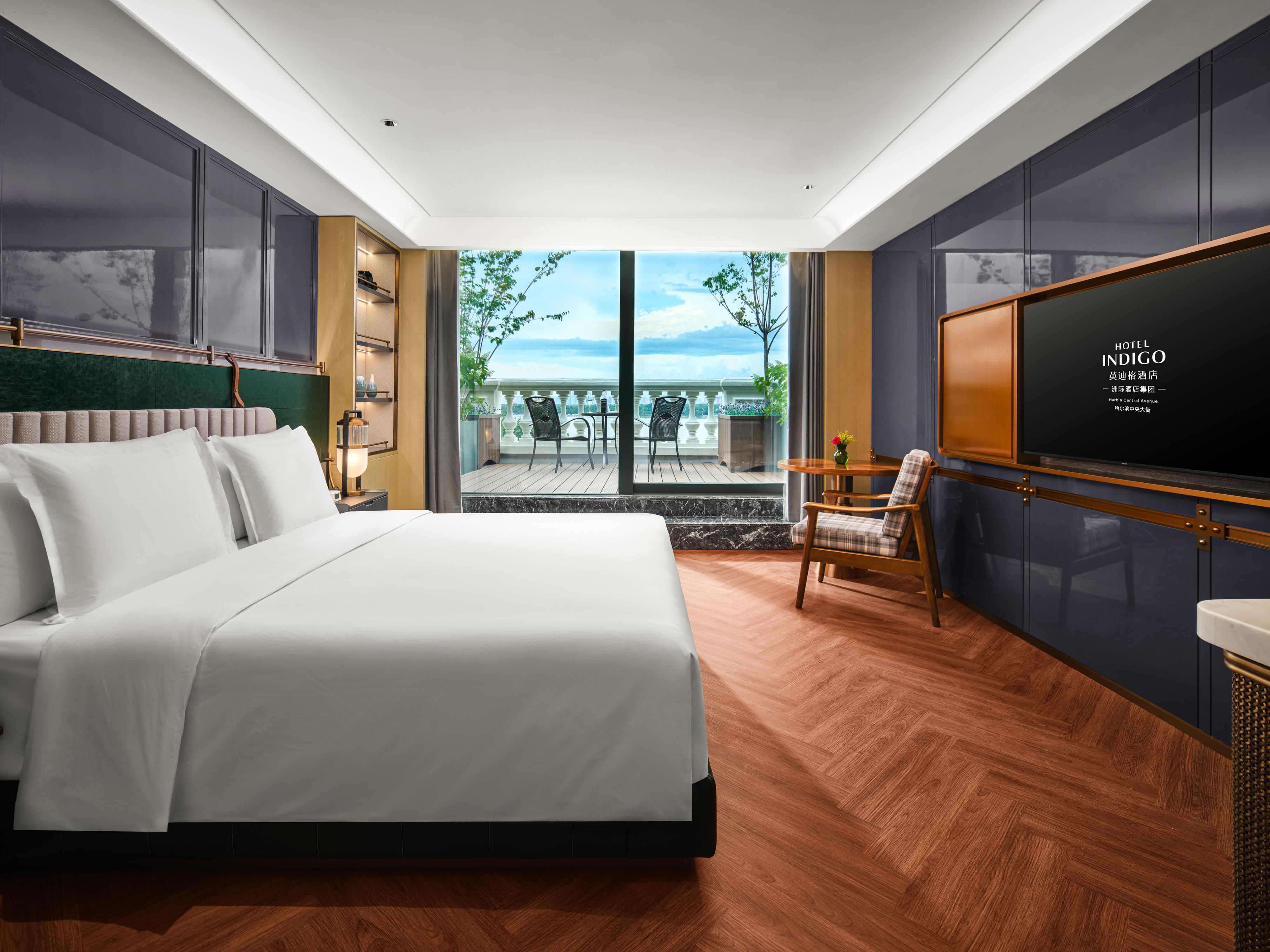 客房的设计以复古火车厢为灵感，古铜色的装饰遍布房间的每一个角落，精心复刻的老火车调节器，让人仿佛置身于一段穿越时空的旅程。宽敞的房间内，智能设施和高品质寝具一应俱全，所有套房及露台房均配备了戴森空气净化加湿一体机及戴森吹风机，所有房间配备了空气净化加湿一体机与胶囊咖啡机，为您营造清新舒适的呼吸环境的同时也让每一位咖啡爱好者随时享受到地道的香浓滋味，度过轻松愉悦的旅途时光。