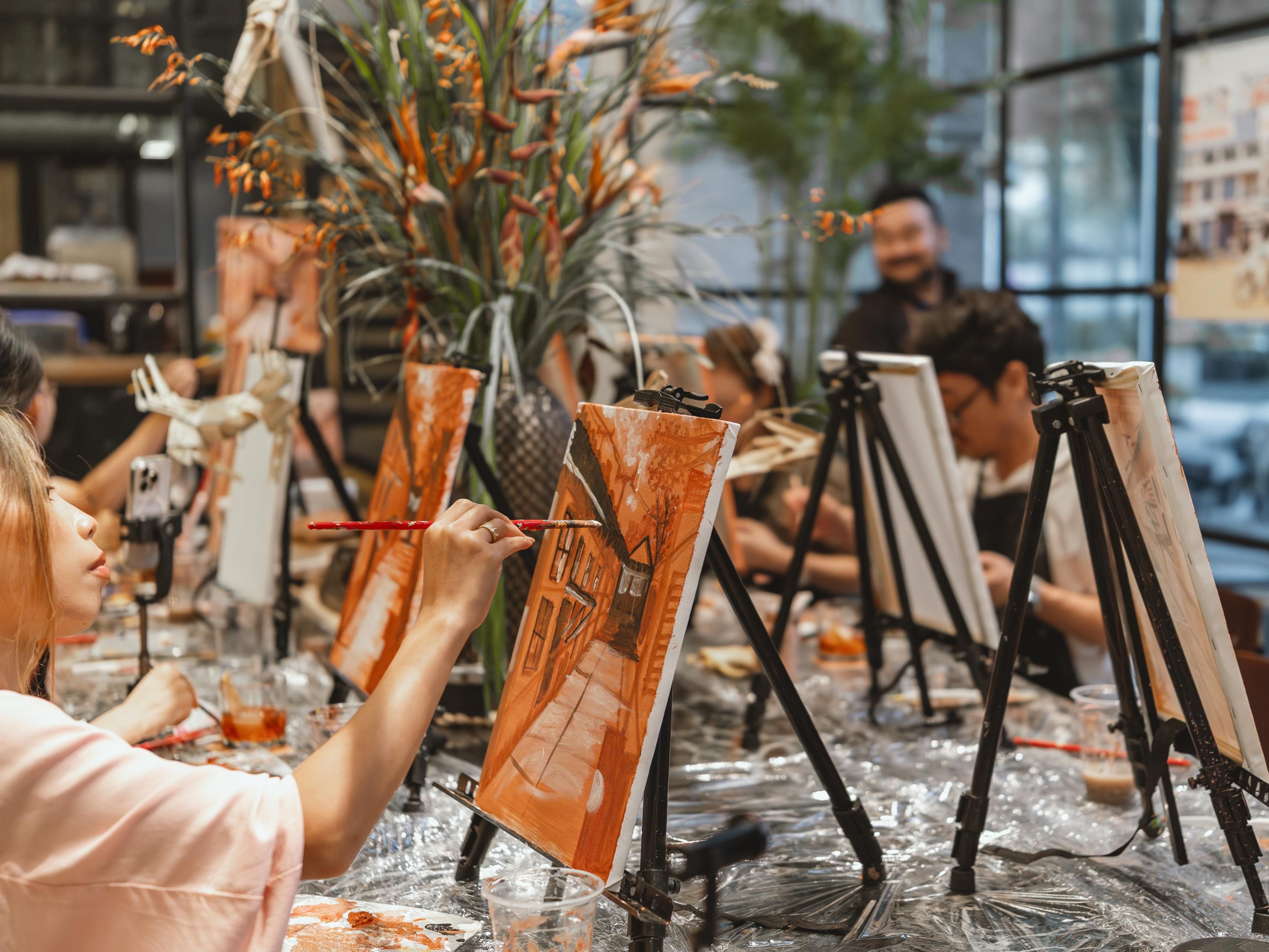 在我们每月举办的“品酒与艺术”活动中，尽情释放您的创造力，绘画与放松在此交相辉映。在当地艺术家的指导下，宾客们可以在充满灵感的氛围中品酒、绘画、放松身心。这里将艺术、欢笑与西贡的标志性魅力完美融合，是您度过难忘夜晚的完美之选。