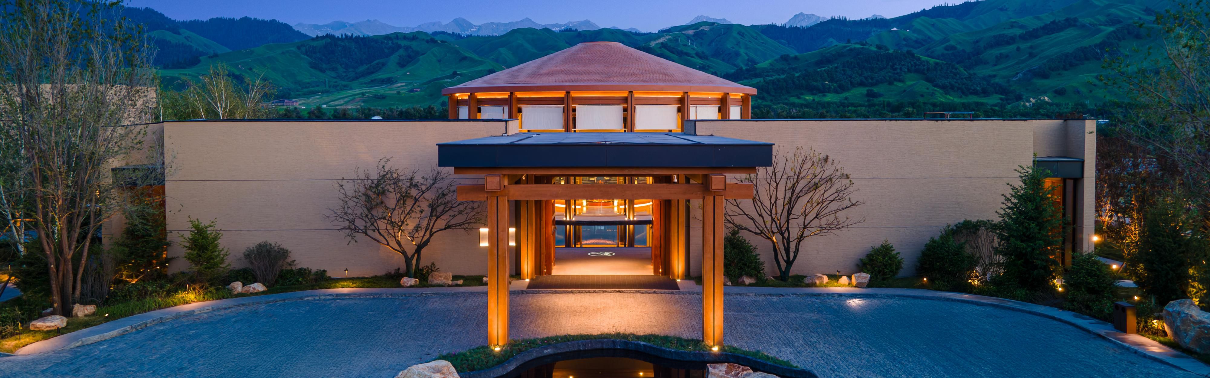 $hotelInfo.mediaDetails.welcomePhotos.primaryPhoto.caption}