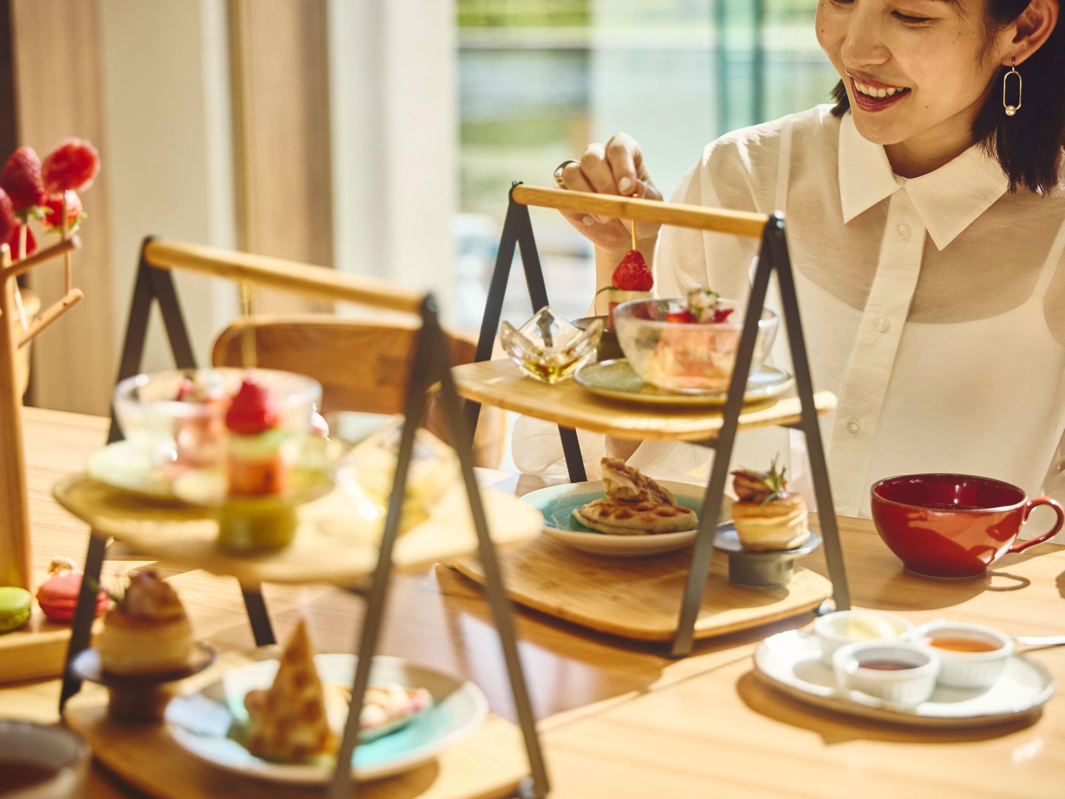 Enjoy a refined teatime experience in an elegant setting overlooking the national treasure, Inuyama Castle. Surrounded by the sweet and tangy flavours of strawberries, immerse yourself in a blissful moment that brightens the season.