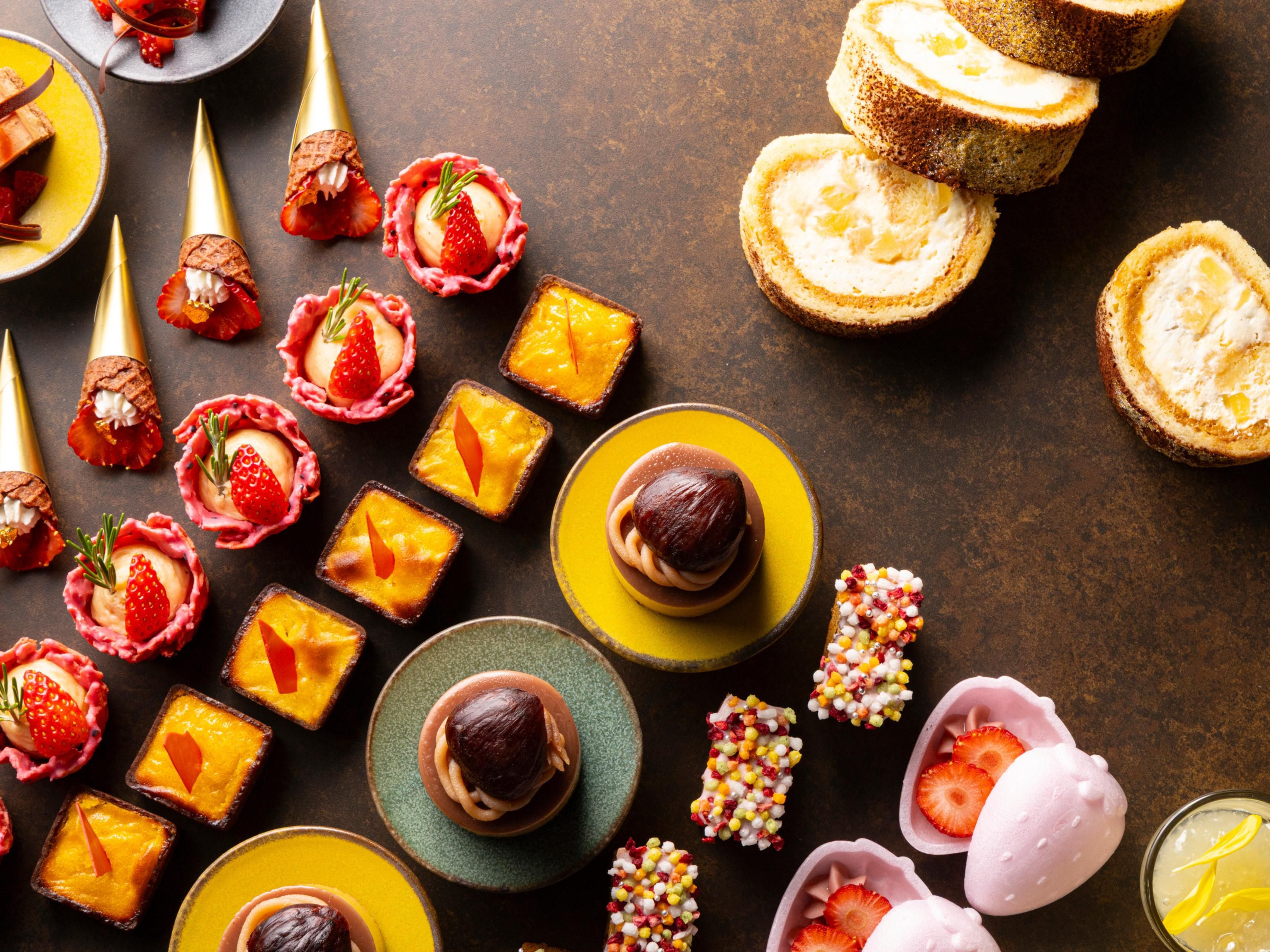 Indulge in a selection of delectable sweets crafted from an abundance of seasonal fruits exclusive to each season.
The fresh, vibrant flavours  and sweetness of these colourful treats will captivate your senses.