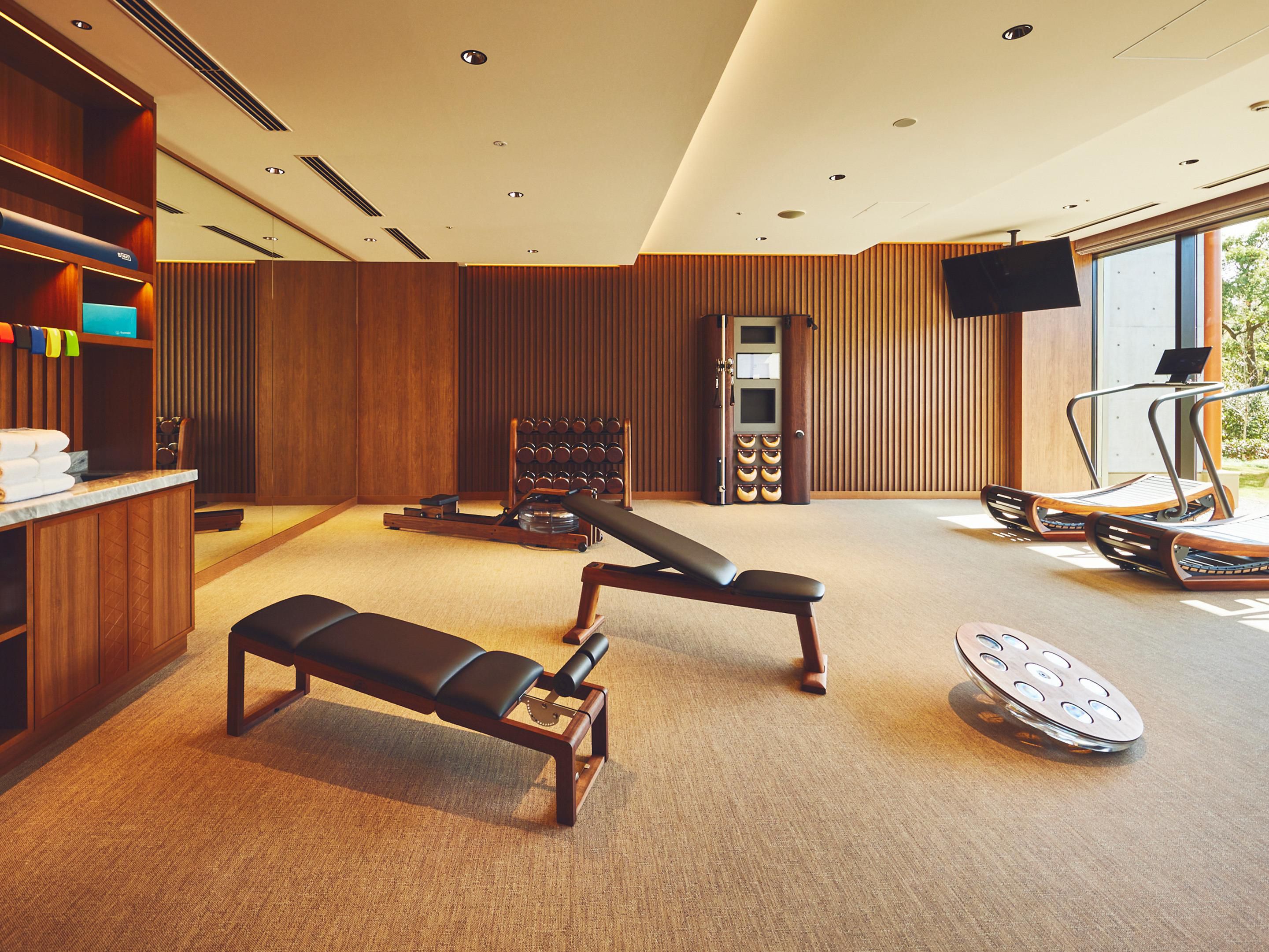 The fitness centre features renewable wood machines carefully selected from US and German forests to minimize environmental impact. Rather than being operated by power, our equipment uses self-propelling and water-resistance technology to help you reconnect with your body and nature.