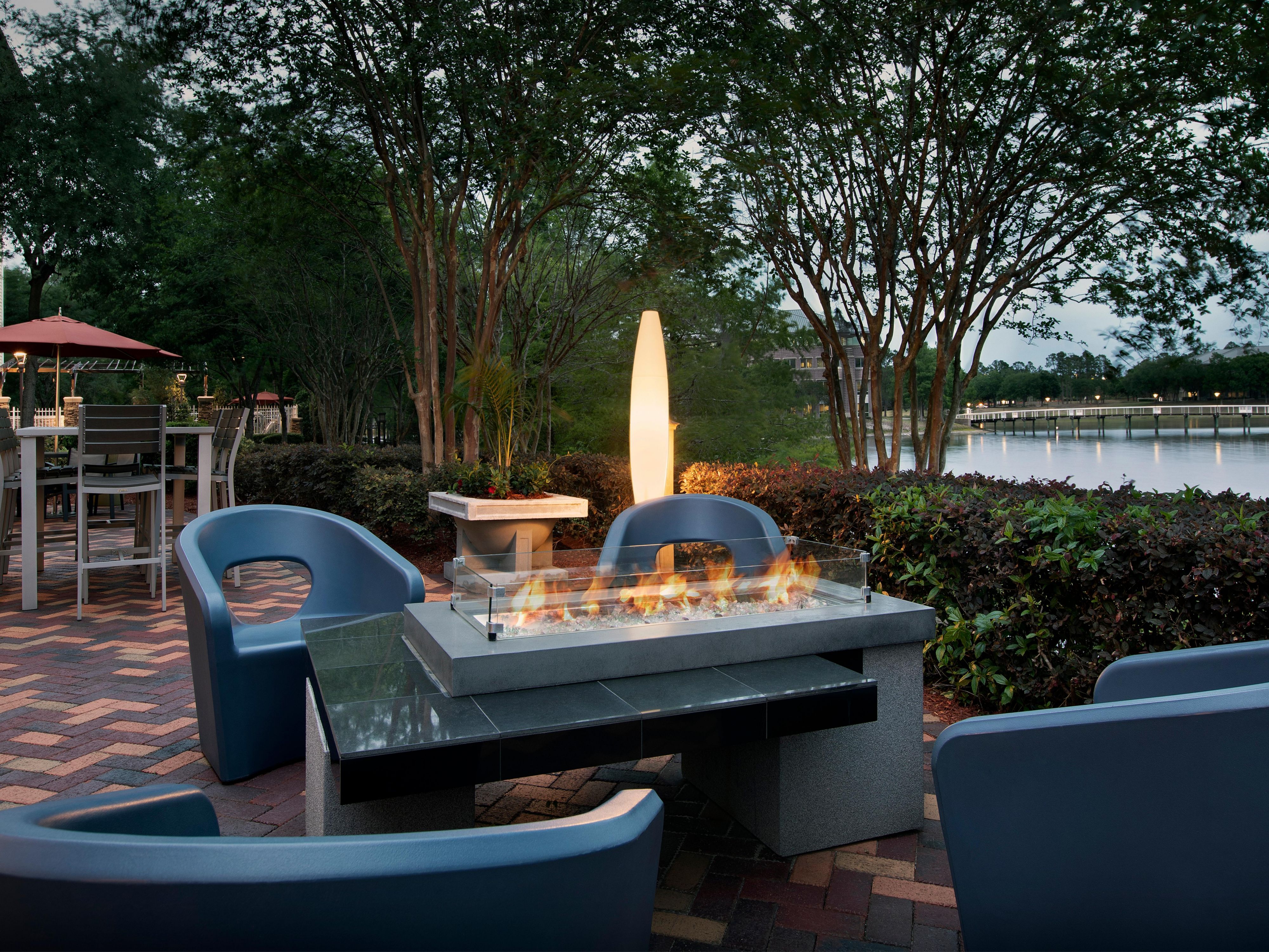 Unwind on our scenic outdoor patio, where lakefront views set the stage for relaxation. Adjacent to the lobby, restaurant, and event space, this inviting area features comfortable seating, a cozy firepit, and plenty of space to sip cocktails or enjoy a morning coffee. It’s a perfect spot to soak in Jacksonville’s warm breezes and laid-back charm.	