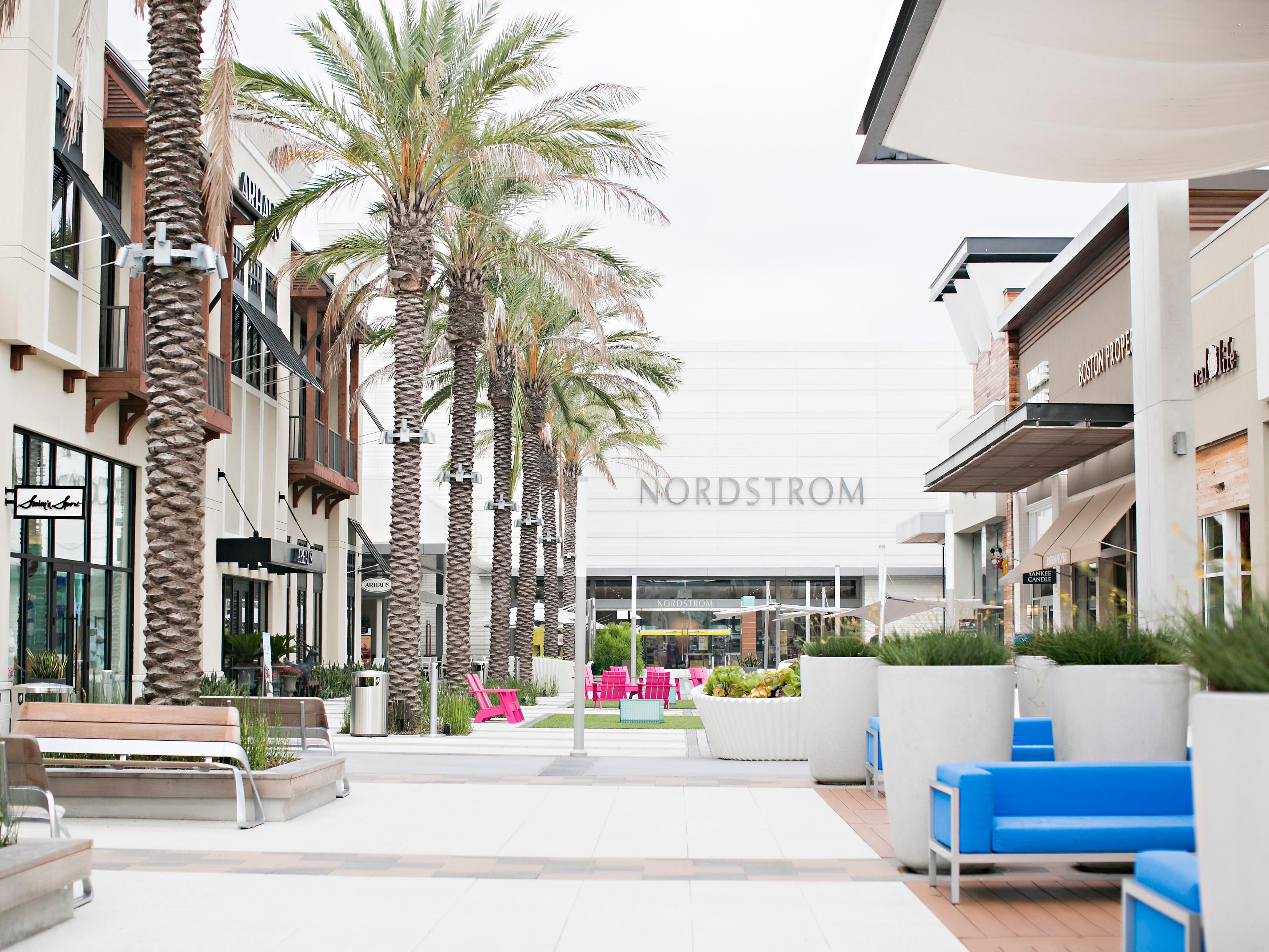 Just minutes from the hotel, St. Johns Town Center is Jacksonville’s premier shopping and dining destination. Discover over 175 stores, from high-end brands to local boutiques, alongside an array of top-rated restaurants. Whether you're seeking a day of retail therapy or a delightful dining experience, this vibrant shopping hub is a must-visit.