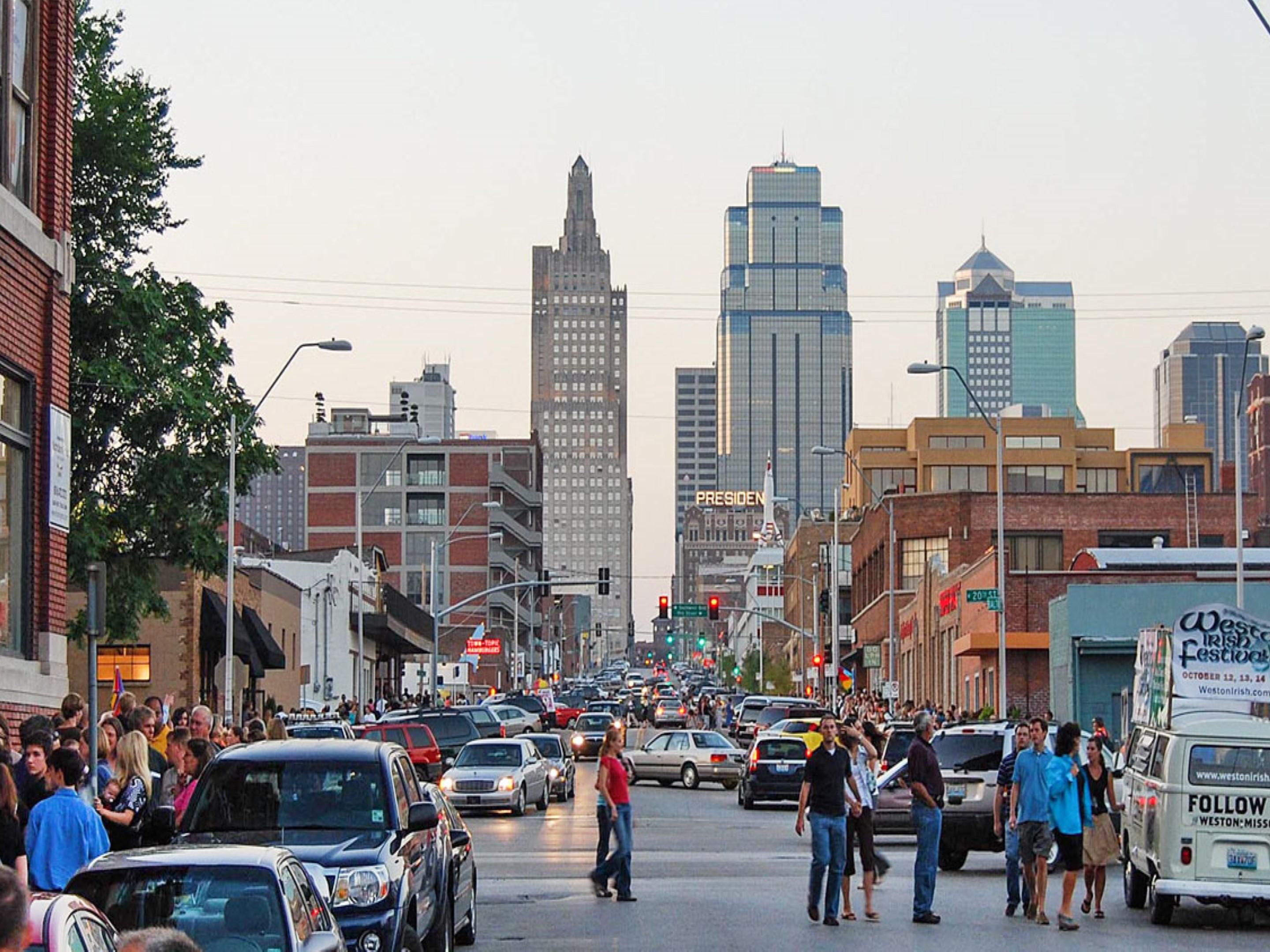 We are located in the Crossroads Art District surrounded by a mix of energy, creativity and innovation. First Fridays anchors the neighborhood’s role as the cultural heart of Kansas City. Call now to stay in comfort and enjoy the unique designs of our guestrooms. 