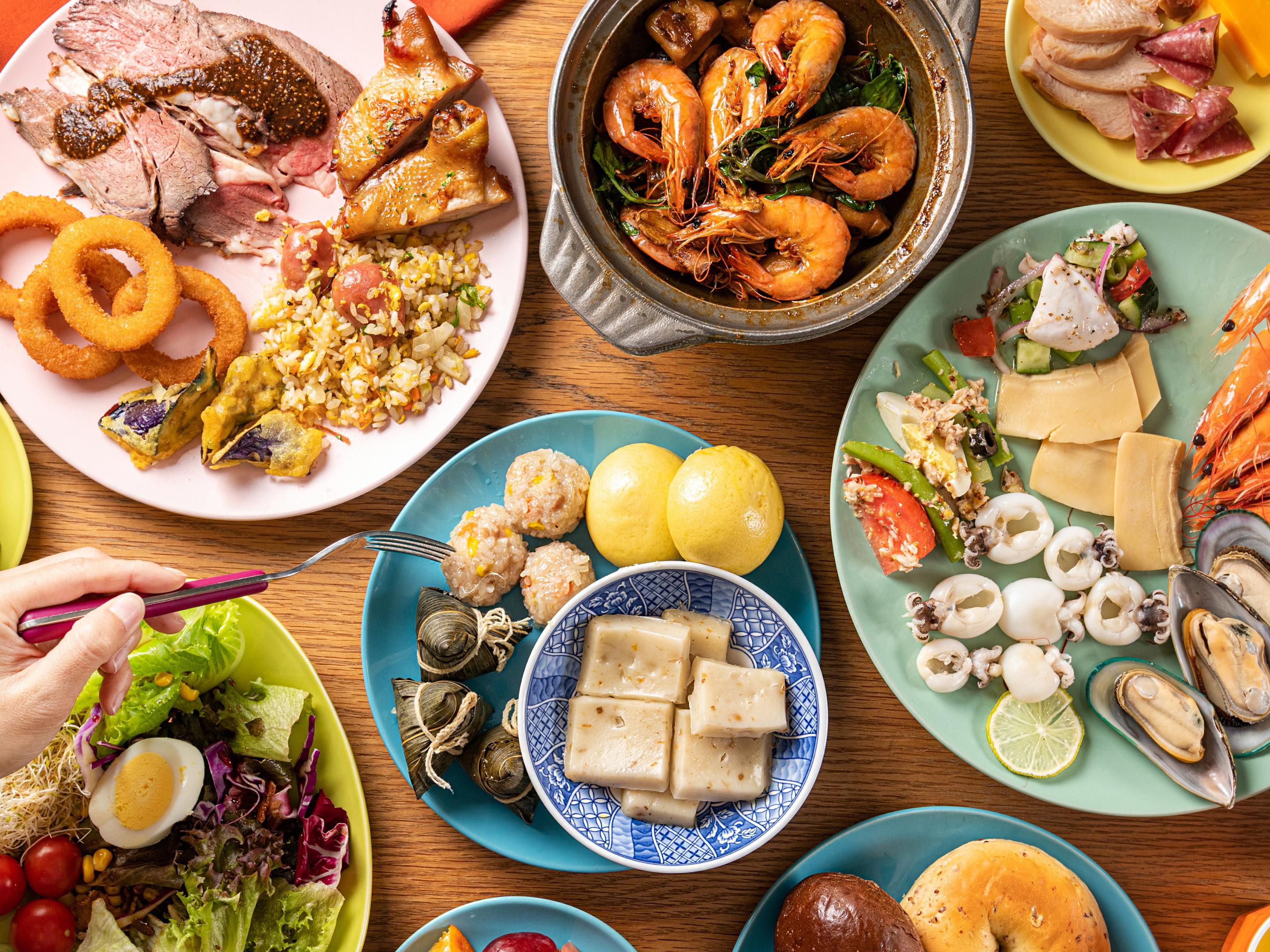 创意独具的主厨团队依照时令，规划各国风味的主餐，再将台湾地道小吃搬上自助餐台，可直接吃到现煮三杯料理跟高雄特色热锅料理，让饕客的五感都得到大满足！别忘了还有甜点跟自制果汁、饮品区，记得准备第二个胃才能品尝了！