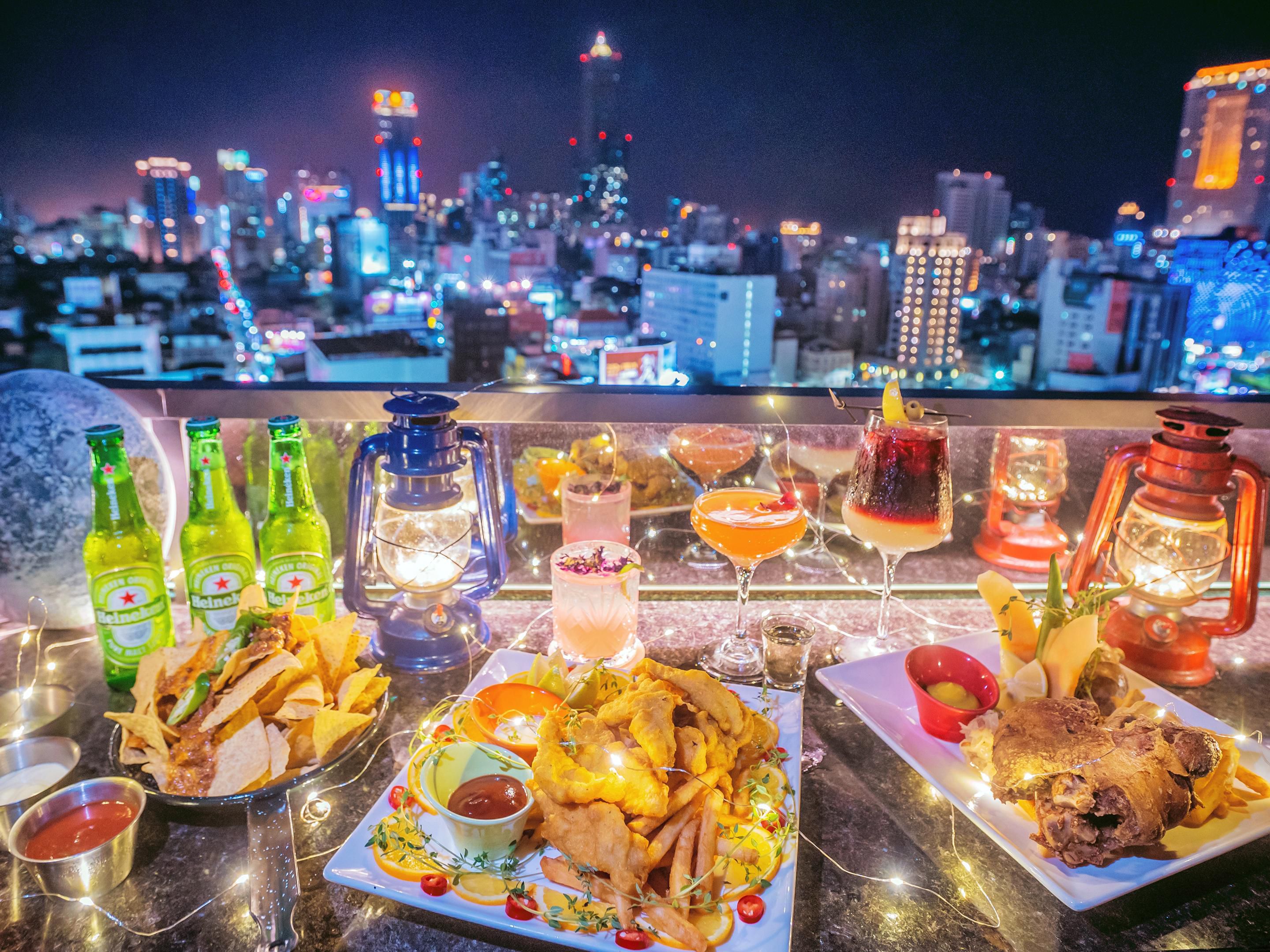 沐浴月光下，边啜饮调酒师的特调鸡尾酒或上等葡萄酒，边俯瞰城市绝美夜景，伴随着触动人心的音律，在远处灯火一明一灭中，发现港都绚烂风情。

★高人气饮品 → 独家特调
第一名. 长岛乌龙
第二名. 微风爱河
第三名. 绿色奇迹