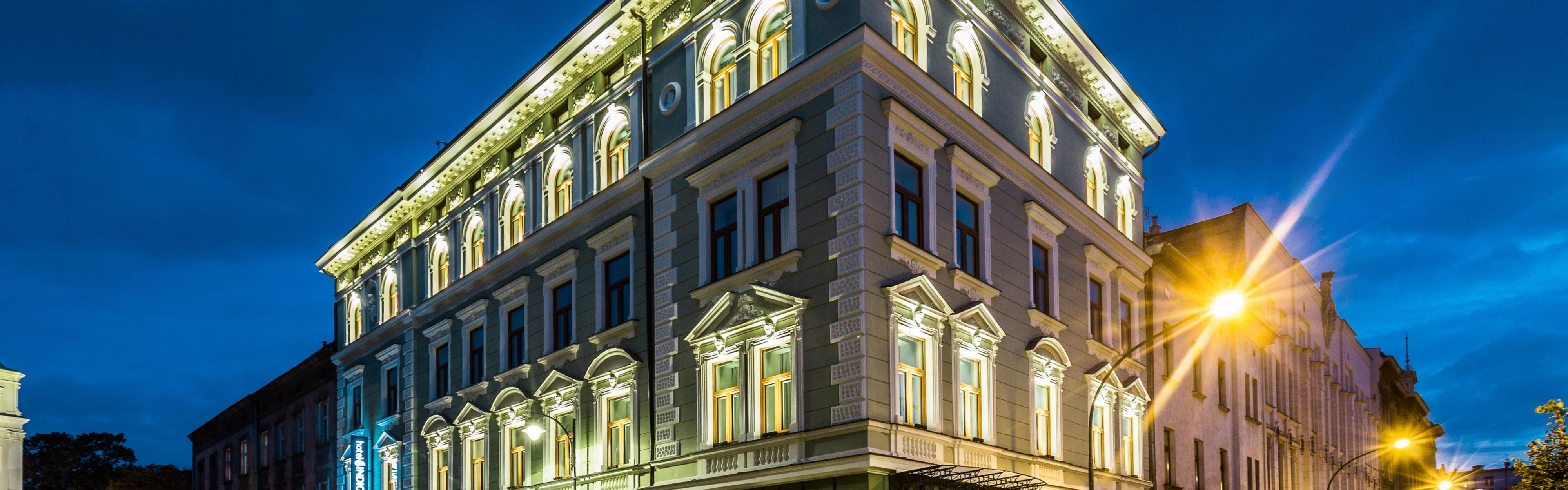 $hotelInfo.mediaDetails.welcomePhotos.primaryPhoto.caption}