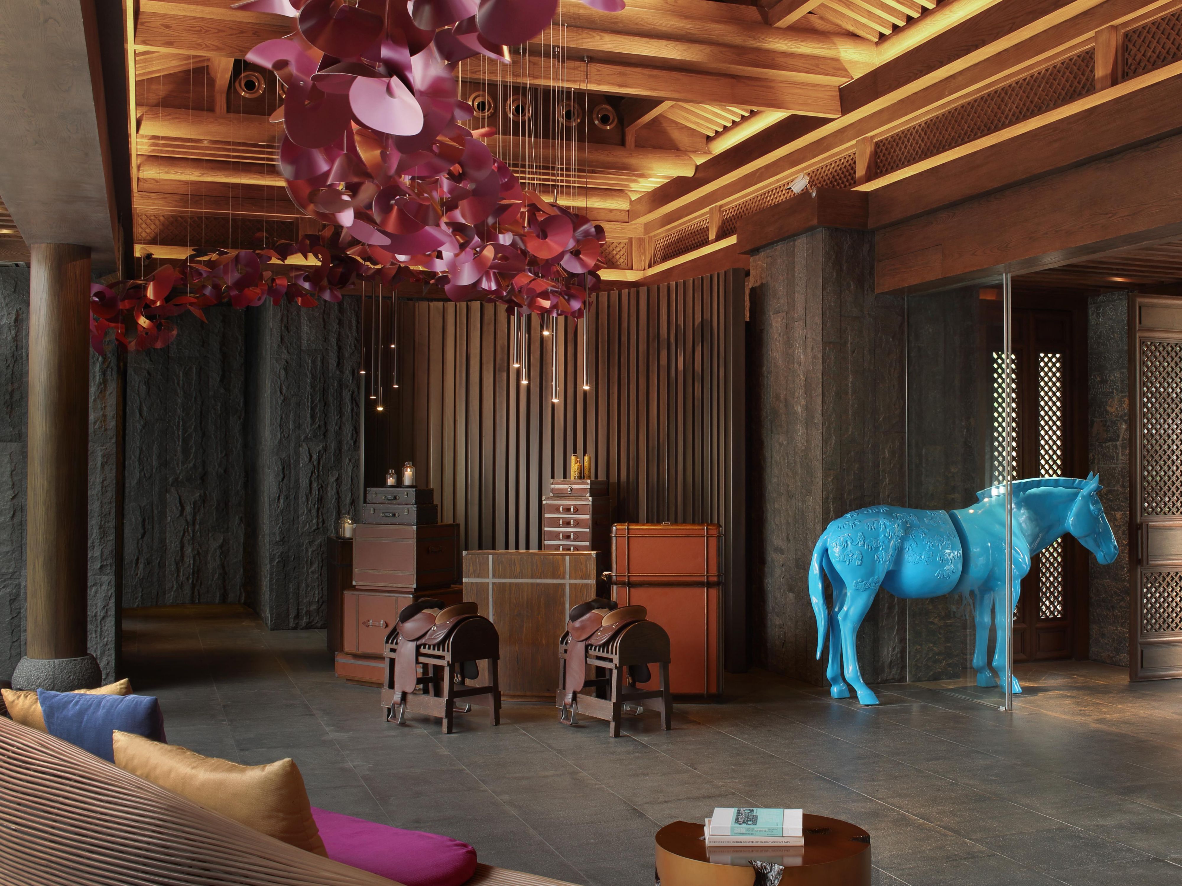 酒店设计深度融入茶马古道文化，从大堂的鞍鞯装饰到客房的马帮行囊细节，无不讲述着马帮商队的传奇故事，为宾客带来沉浸式的历史文化之旅。