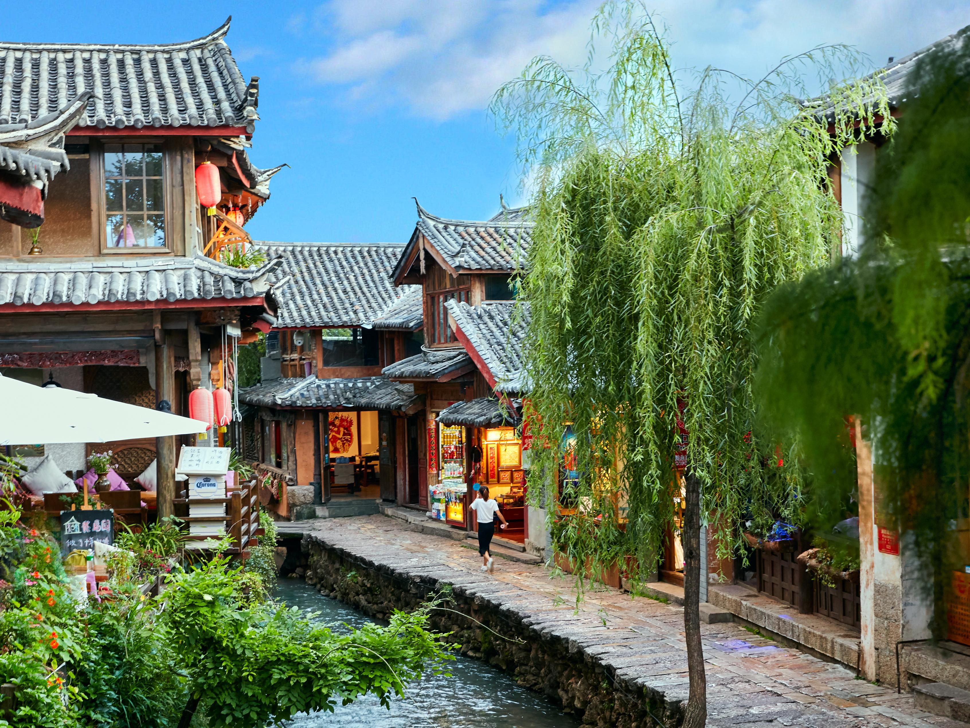 东巴纸、拓印、瓦猫等邻间体验手工艺活动，以及丽江周边的“邻间探索”活动，引导宾客深入酒店及周边各个角落，发现隐藏的马帮文化元素，亲身感受茶马古道上的冒险与探索精神，让宾客在入住期间深度感知丽江人文魅力。