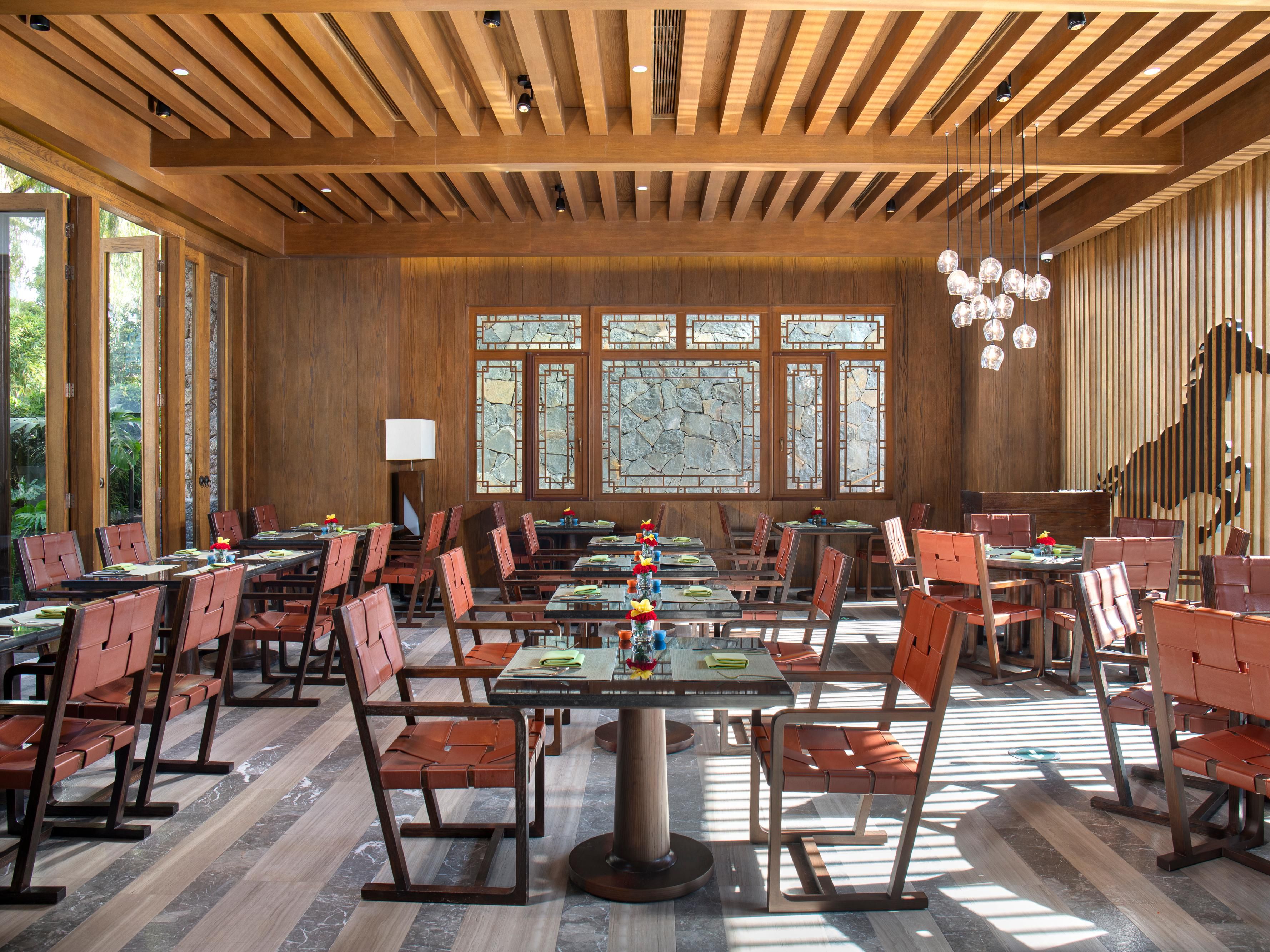 酒店餐厅由本地厨师主理，提供精致纳西风味菜肴与云南特色小吃，宾客可在充满马帮风情的环境中品尝地道美食。