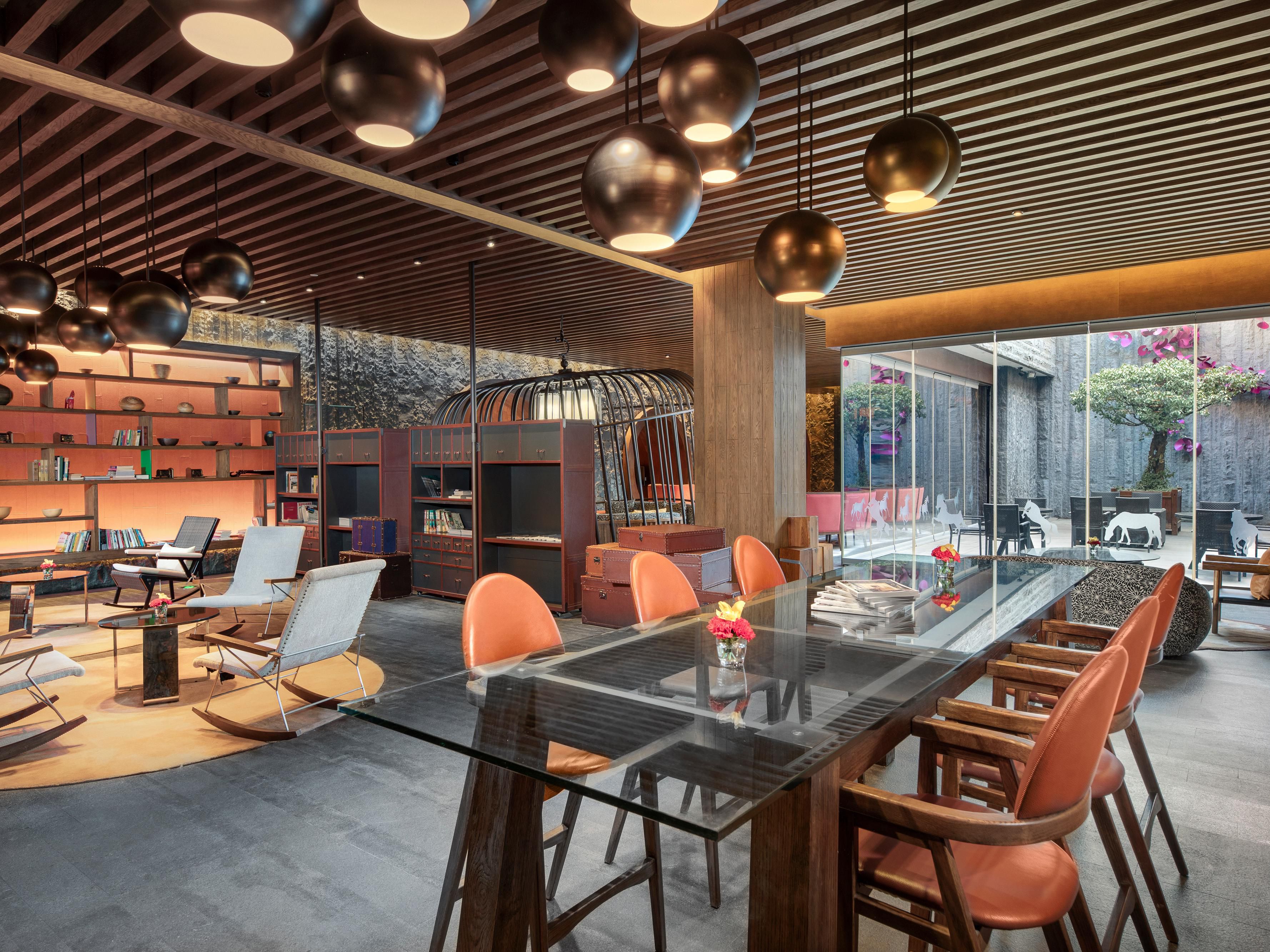 我们的会议设施突破传统，空间灵活多变。仿若马帮驿站的设计风格，配以现代智能科技，可轻松组合成适合各类商务会议、发布会与私人聚会的创意场地。在这个愉快的聚会及会议场所，和朋友谈天说地，放慢脚步，享受旅途的轻松与愉悦。