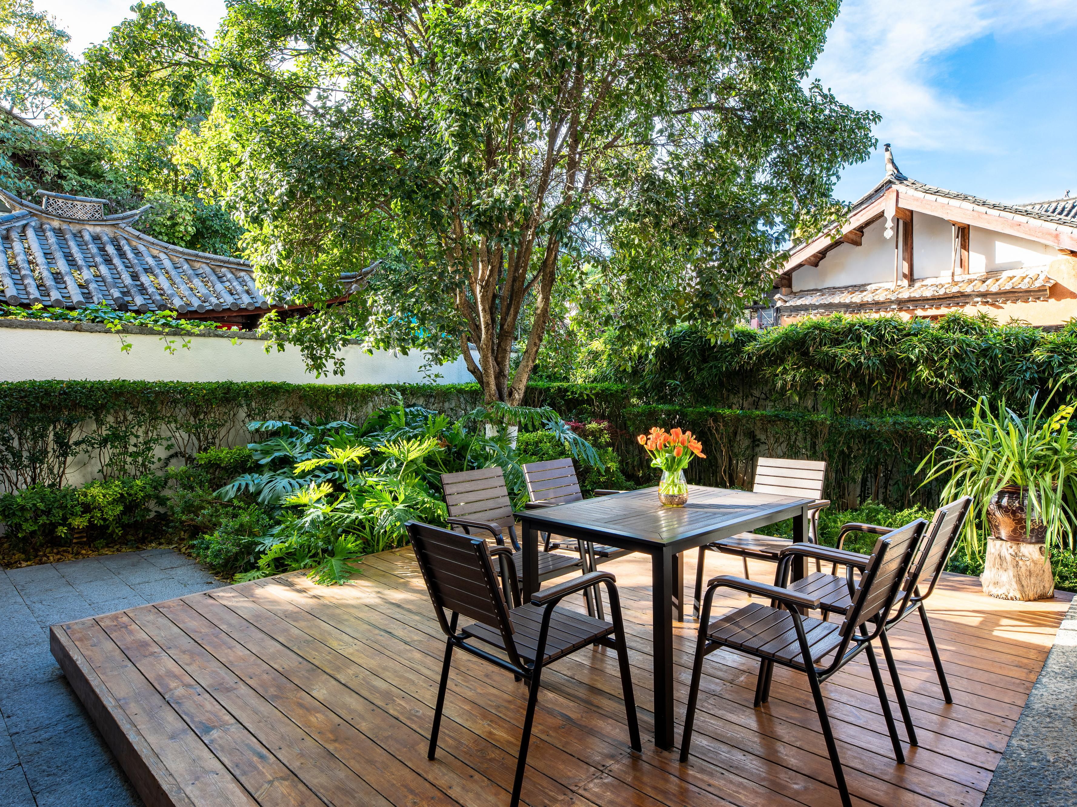 酒店内环境优雅，客房设计为静谧的纳西风格庭院，绿植环绕、水景相伴，为宾客的居停下榻提供更加舒适的体验。