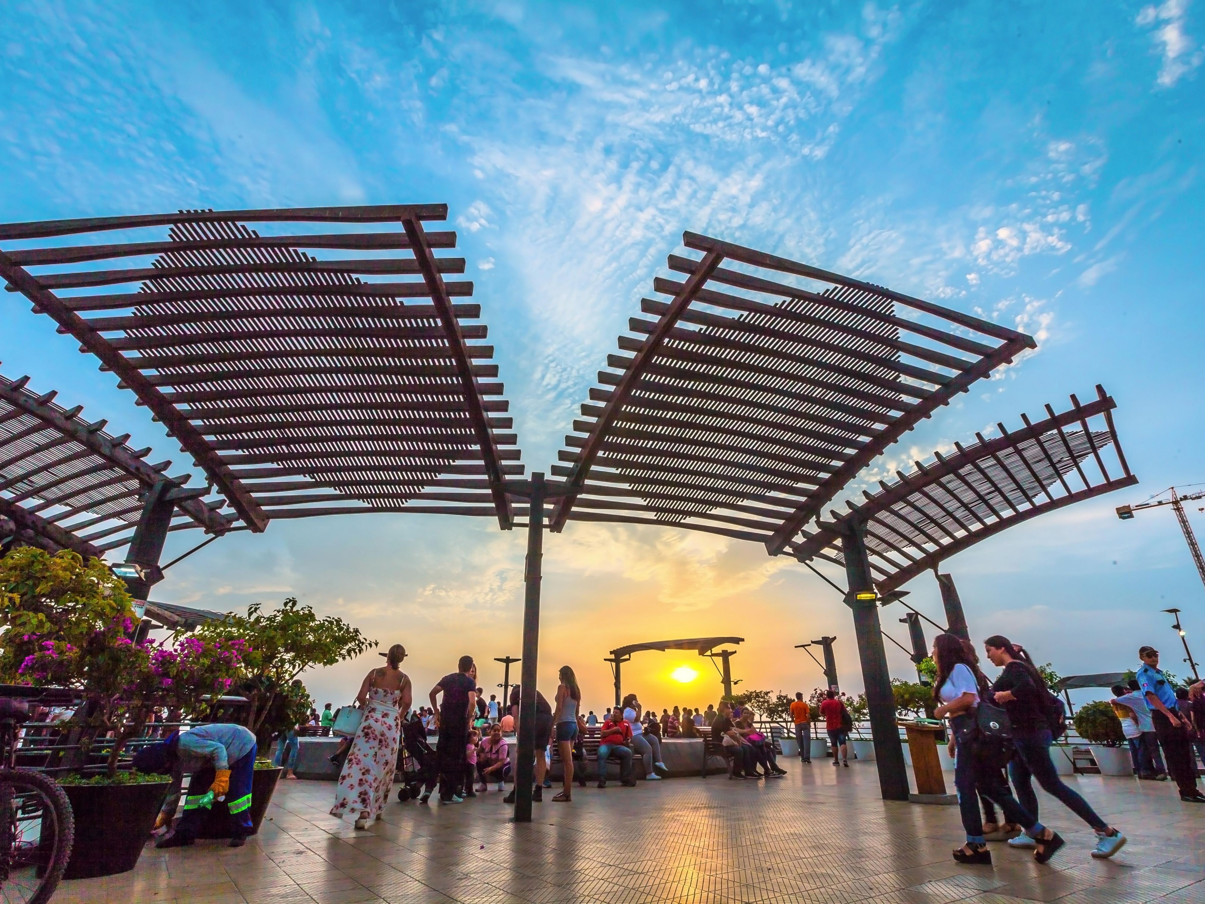 Our hotel offers unmatched access to the city’s best attractions atop the stunning Costa Verde cliffs. Stroll along the Malecón for breathtaking ocean views, explore Larcomar’s upscale shopping, discover Barranco’s artistic charm, and visit historic sites like Huaca Pucllana—all just moments away from your luxurious retreat.