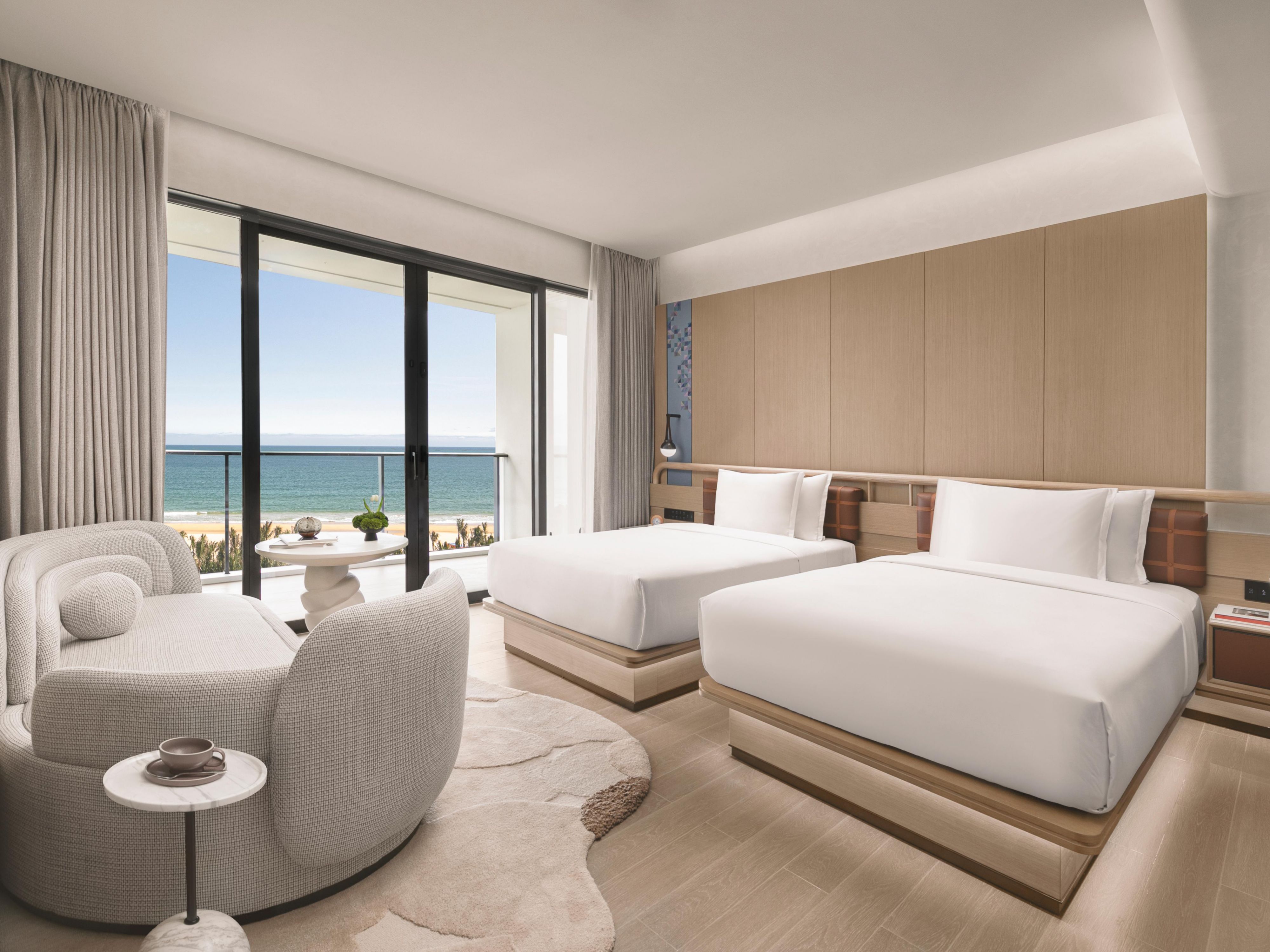 步入客房走廊，犹如踏入精雕细琢的豪华船舱。珍珠般温润的灯光点缀其间，映衬出自然纯净与现代匠心。174间客房与套房各具特色：海景房将无际碧波与渔港风情尽收眼底；泳池联通房及带私人泳池的海景套房，更在私密中独享水天一色。空间设计融合时尚艺术与黎族藤编技艺，致敬疍家“两栖”生活智慧。淡雅色调呼应清水湾细沙，配备马歇尔音响、戴森吹风机等奢华设施，为您打造耳目一新的热带海岸生活体验。