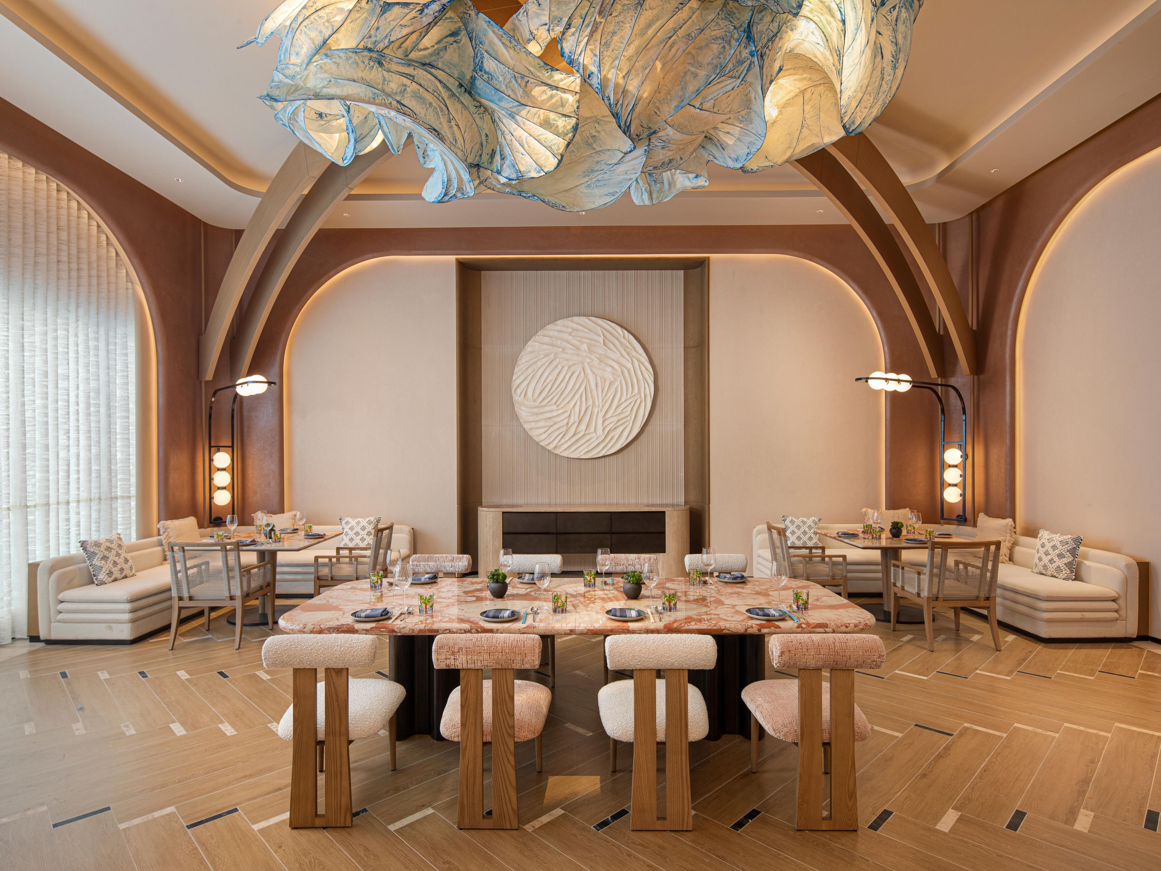 观海餐厅巧妙融合陵水渔家饮食智慧与现代风尚，独创以海南传统簸箕盛装海鲜，诠释“以鲜为尚”的饮食理念。“听涛”“逐浪”包间以海为景，邀您沉浸式体验耕海牧渔的韵味。清晨可品地道“歌碧欧”黑咖啡与非遗陵水酸粉；午后能参与特色炒冰制作，搭配本地鲜果。夜幕下，更有英迪格专属精酿啤酒恭候品鉴。