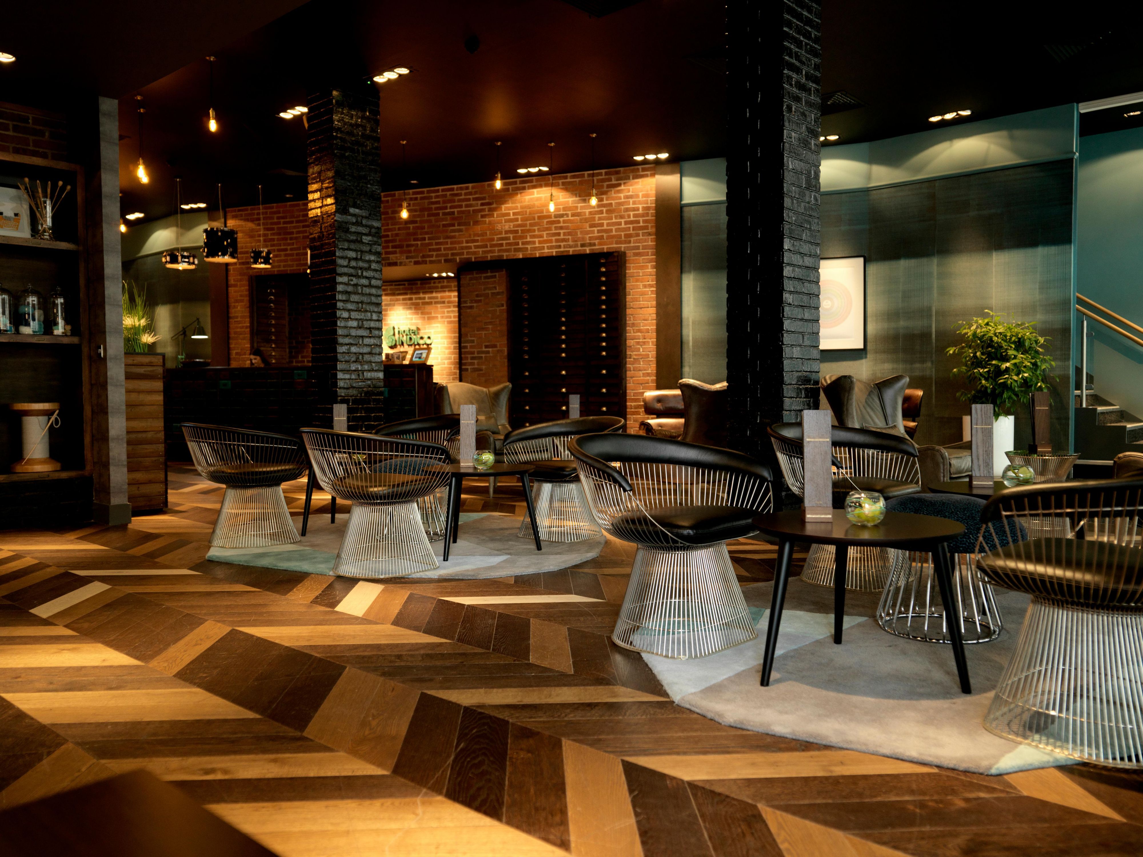 Relax after a hard day at work or shopping and soak up the vibrant city atmosphere in The Cotton lounge. Unwind with a cocktail or grab a coffee before dinner.