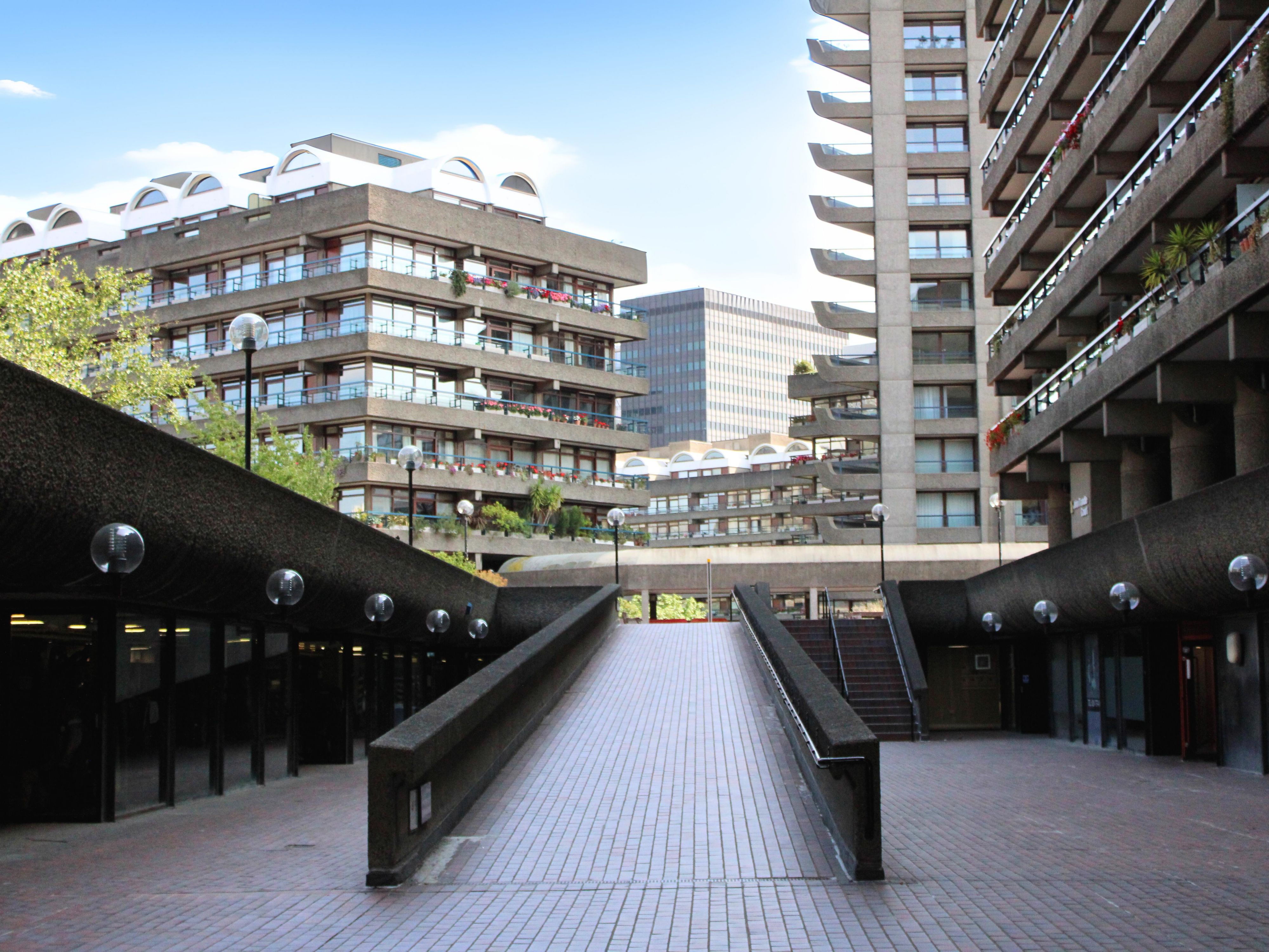 Step outside and you’re minutes from the Barbican Centre, one of Europe’s largest multi-arts venue. From world-class theatre and music to film screenings and exhibitions, it’s the cultural heart of the neighbourhood and the perfect addition to your stay, day or night.