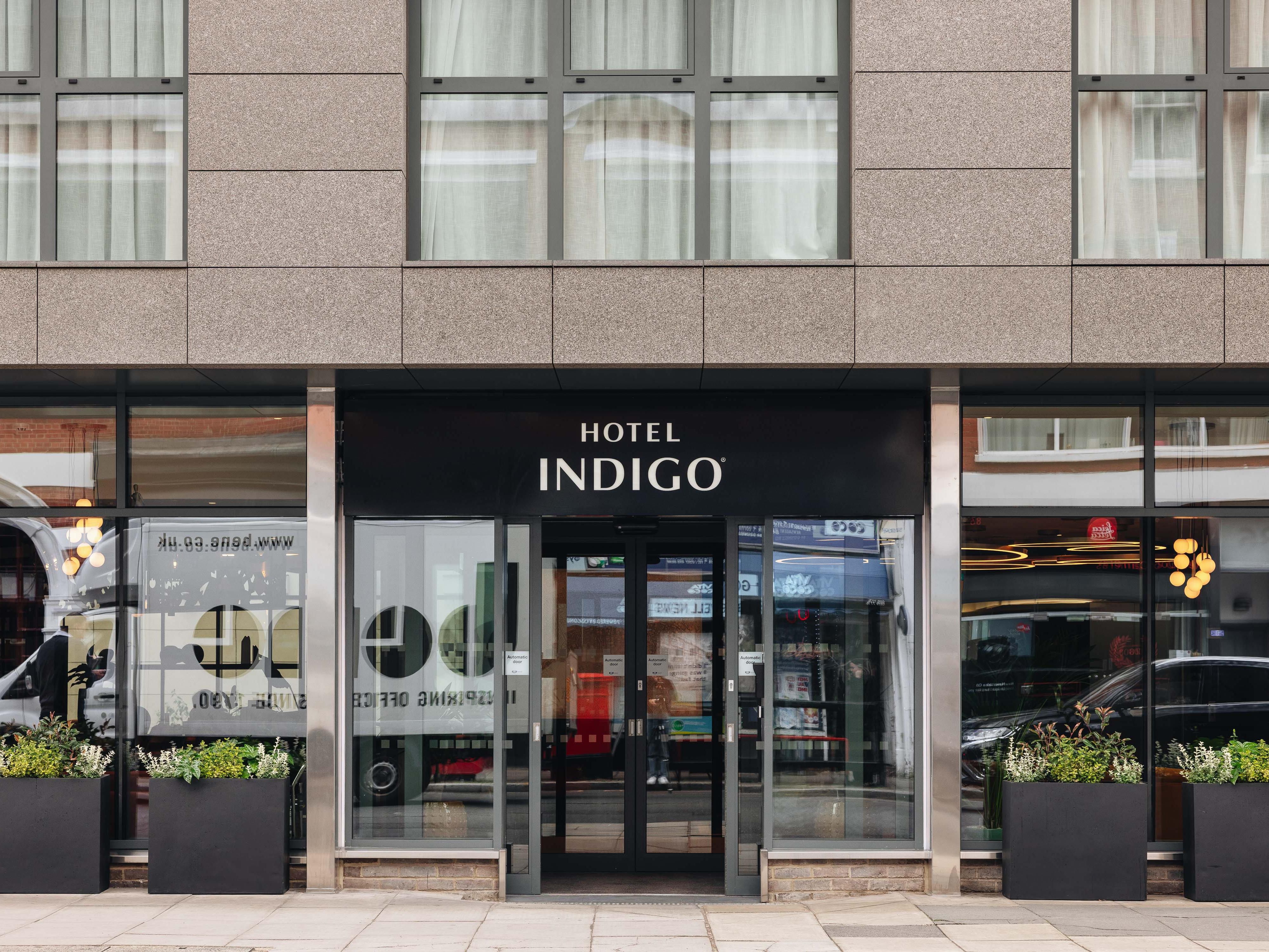 With quick access to Barbican and Farringdon stations, the Elizabeth Line connects you to Heathrow in under 40 minutes. Heading to an event? The Emirates Stadium is just a short ride on the Northern Line from Angel, and The O2 can be reached via the Elizabeth Line and Jubilee Line from Farringdon. Tottenham Hotspur stadium is a 30 minute drive.