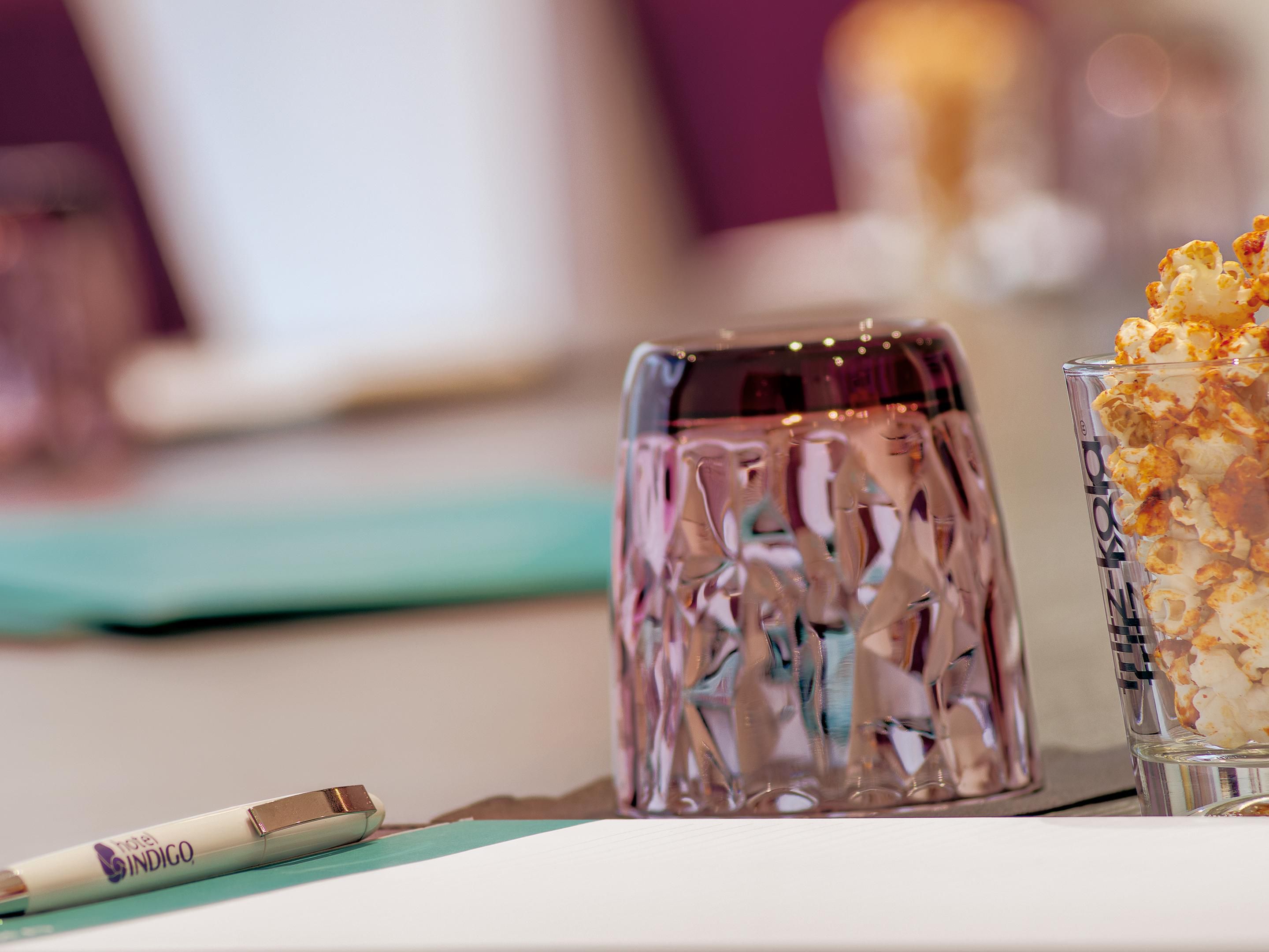 The hotel has a meeting room facility to accommodate up to 35 people in a theater-style setting, board room or another style to match your preferences. Audiovisuals are also provided at the client's request. Do not miss the opportunity of trying also our special DDR packages.
For further information please contact us: fom@indigomadridprincesa.com