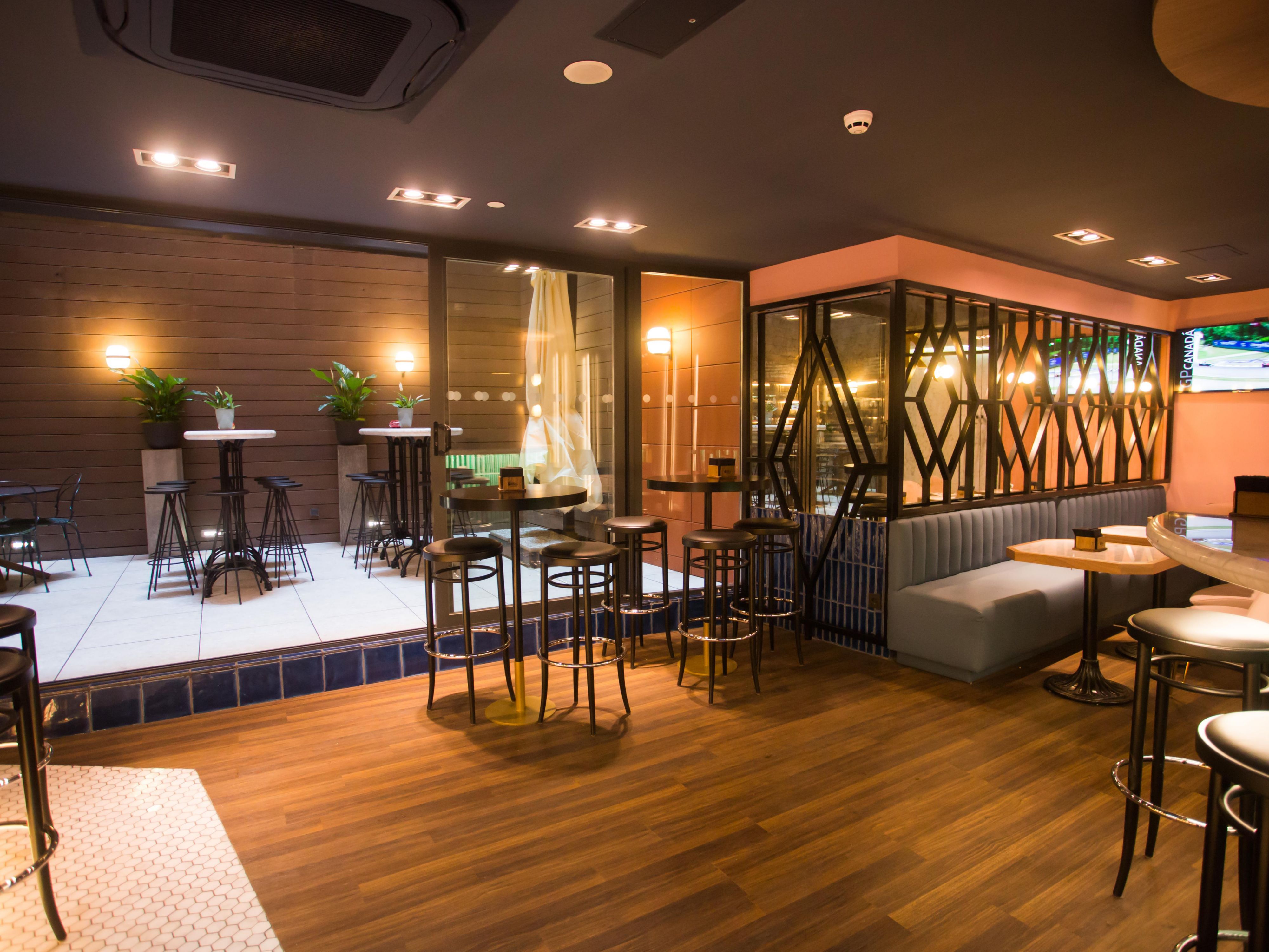 Our Bar, a representation of a 1920s vermouth bar, is perfectly designed for informal celebrations and presentations.
Located on the ground floor of the hotel, the Bar combines the essence of a traditional Madrid tavern with a modern touch thanks to its Art Deco style.