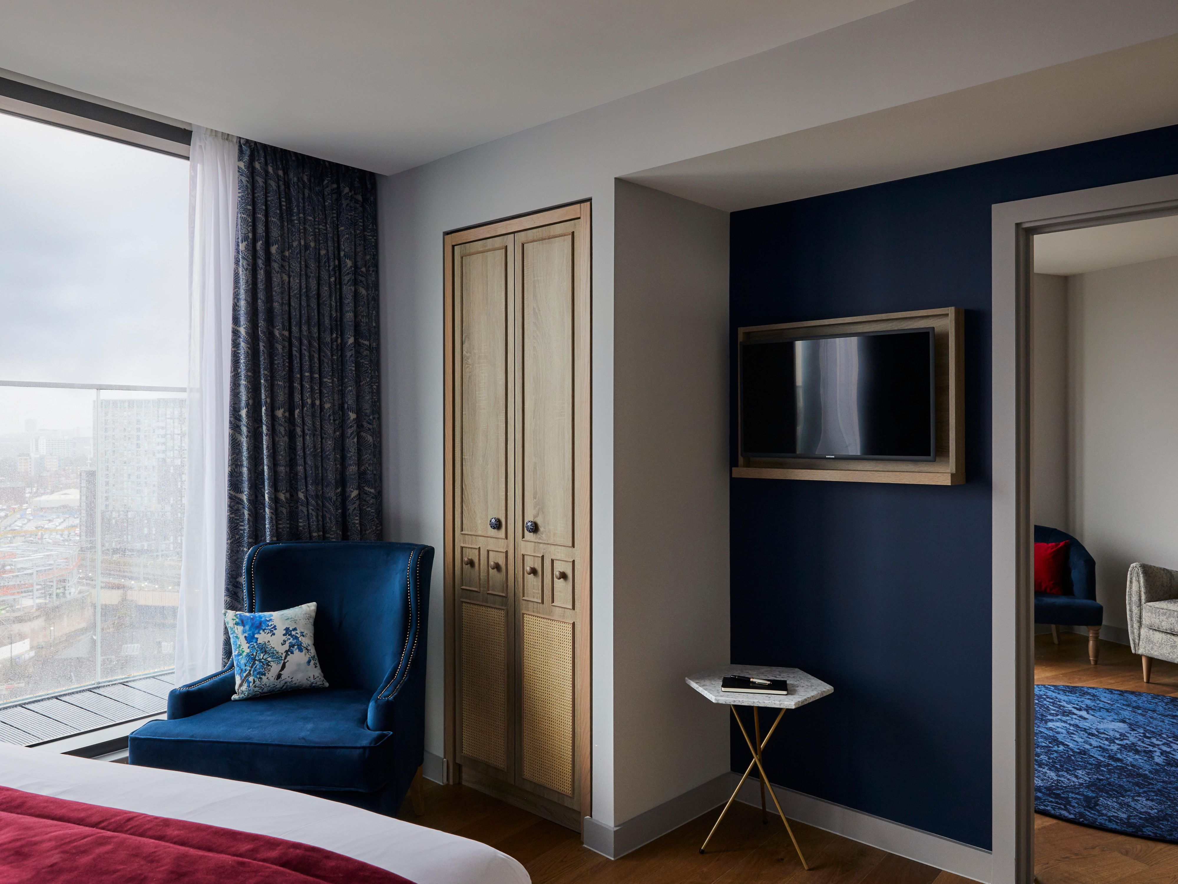 Our superbly appointed suites offer floor-to-ceiling windows with private balconies accessible from the spacious lounge area, so you can relax and enjoy the city skyline view.