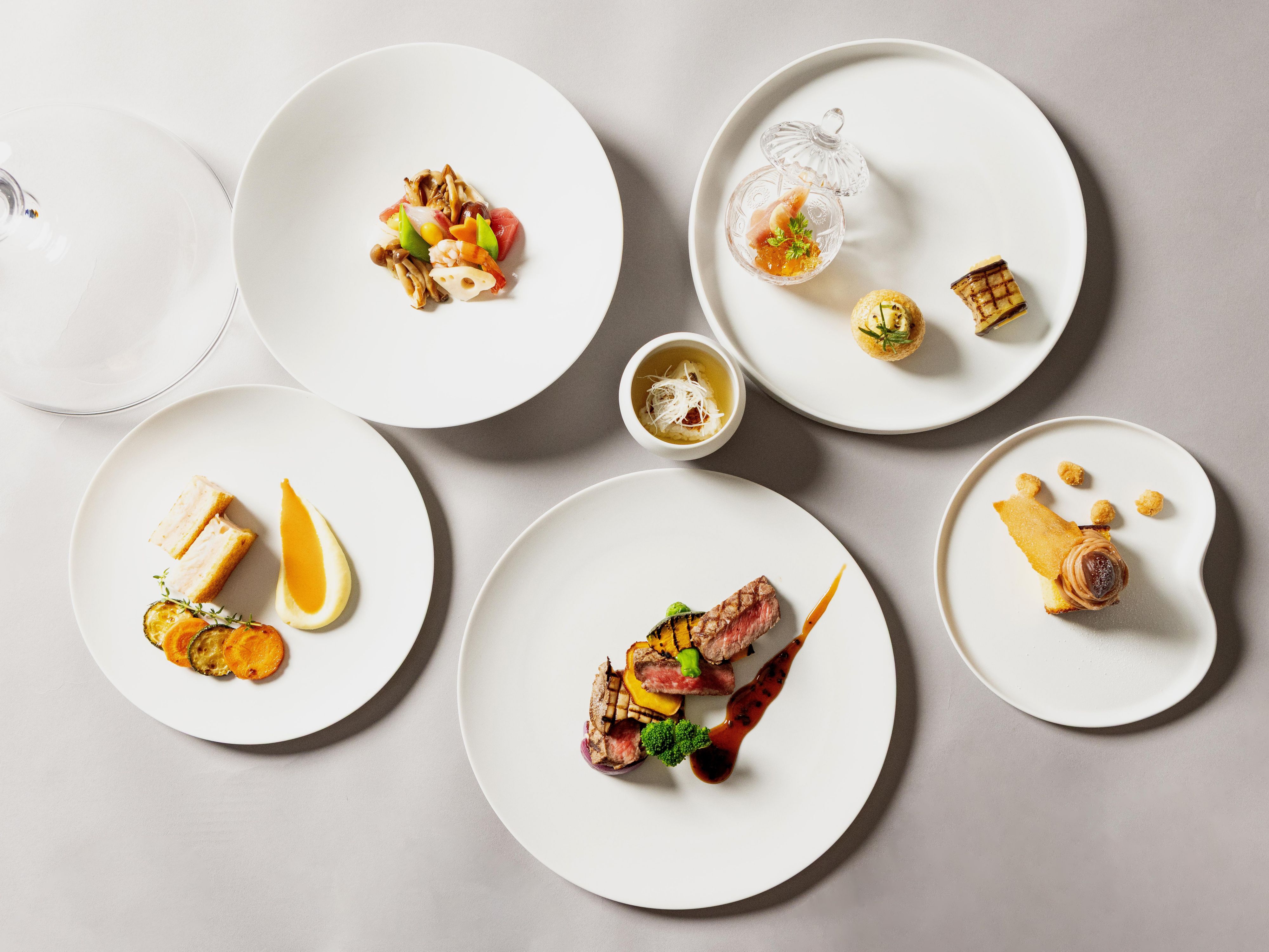 The restaurant’s signature course, Blanche, incorporates ingredients from the neighbourhood, such as seasonal seafood, Nagasaki Wagyu beef, and citrus fruit. Bringing together Nagasaki’s food culture and influences from other cultures, this special dinner course offers a variety of dishes that reflect the chef’s delightful creativity.