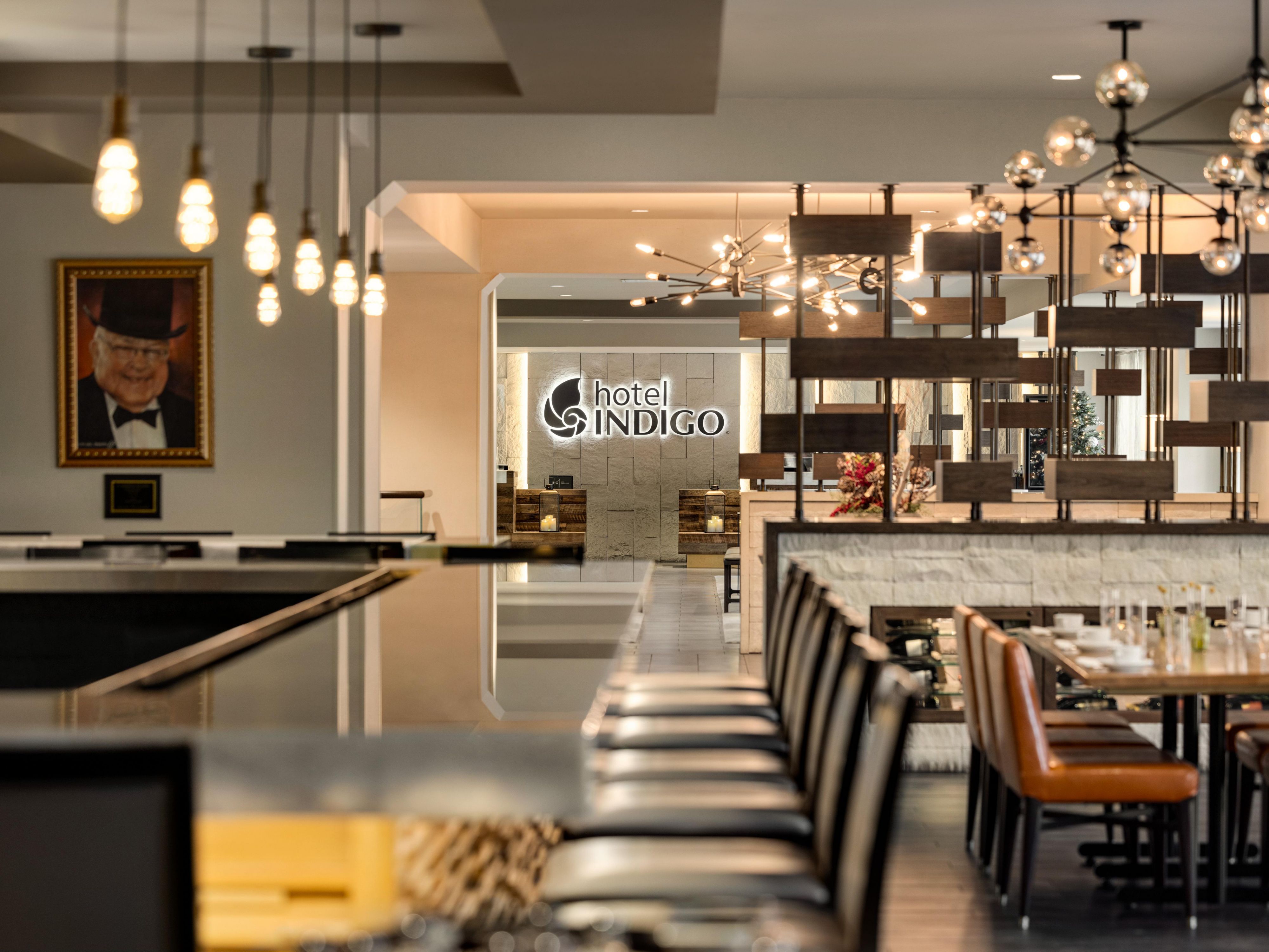 Celebrate the rich tapestry of global cuisine without leaving our hotel. Savor American cuisine at Plank Bar and Kitchen in our second-floor lobby. Delve into a culinary journey on our lower lobby levels, with five distinct restaurants. From Mediterranean flavors to Colombian delights, sushi to coffee, there's something to tantalize every palate.