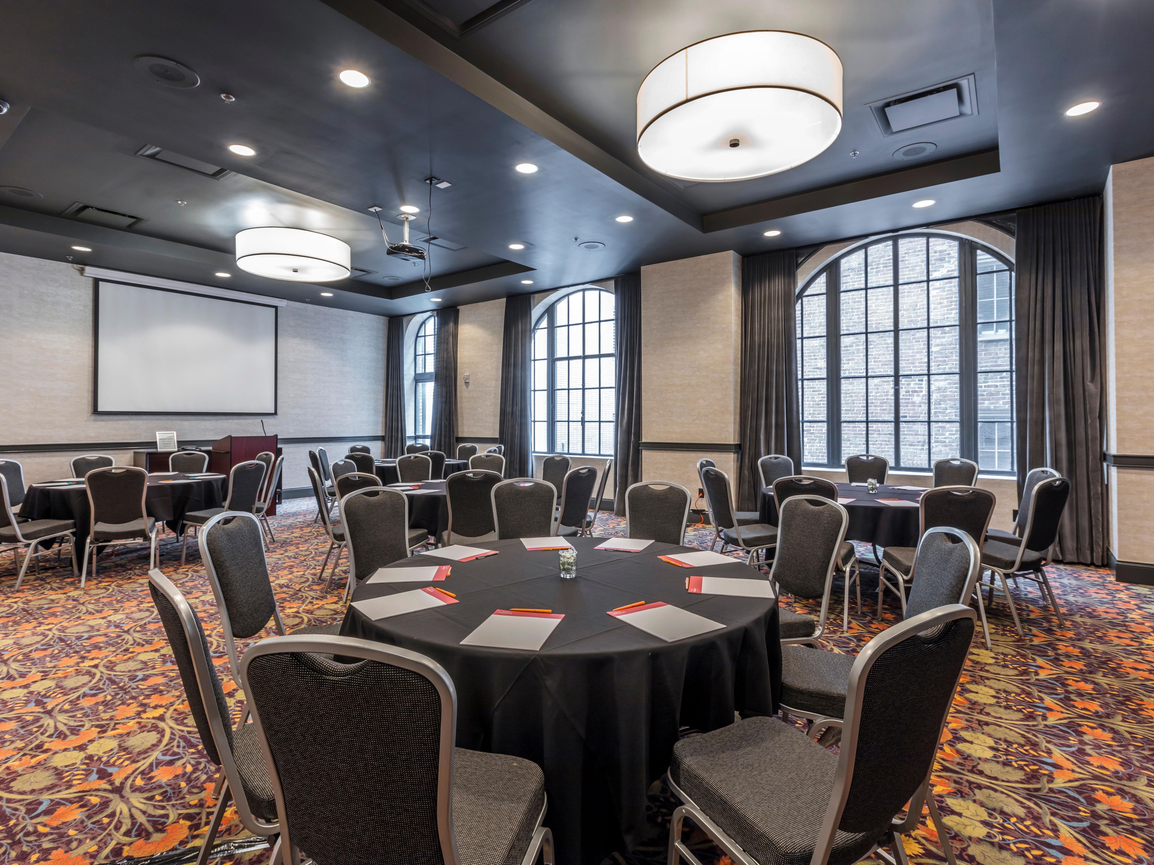 For intimate receptions, high-powered board meetings and cutting-edge seminars in downtown Nashville, The Countrypolitan's flexible meeting rooms are the answer.  Spend a day learning, networking, or celebrating before stepping out into Printer's Alley to embrace the nightlife of Music City.