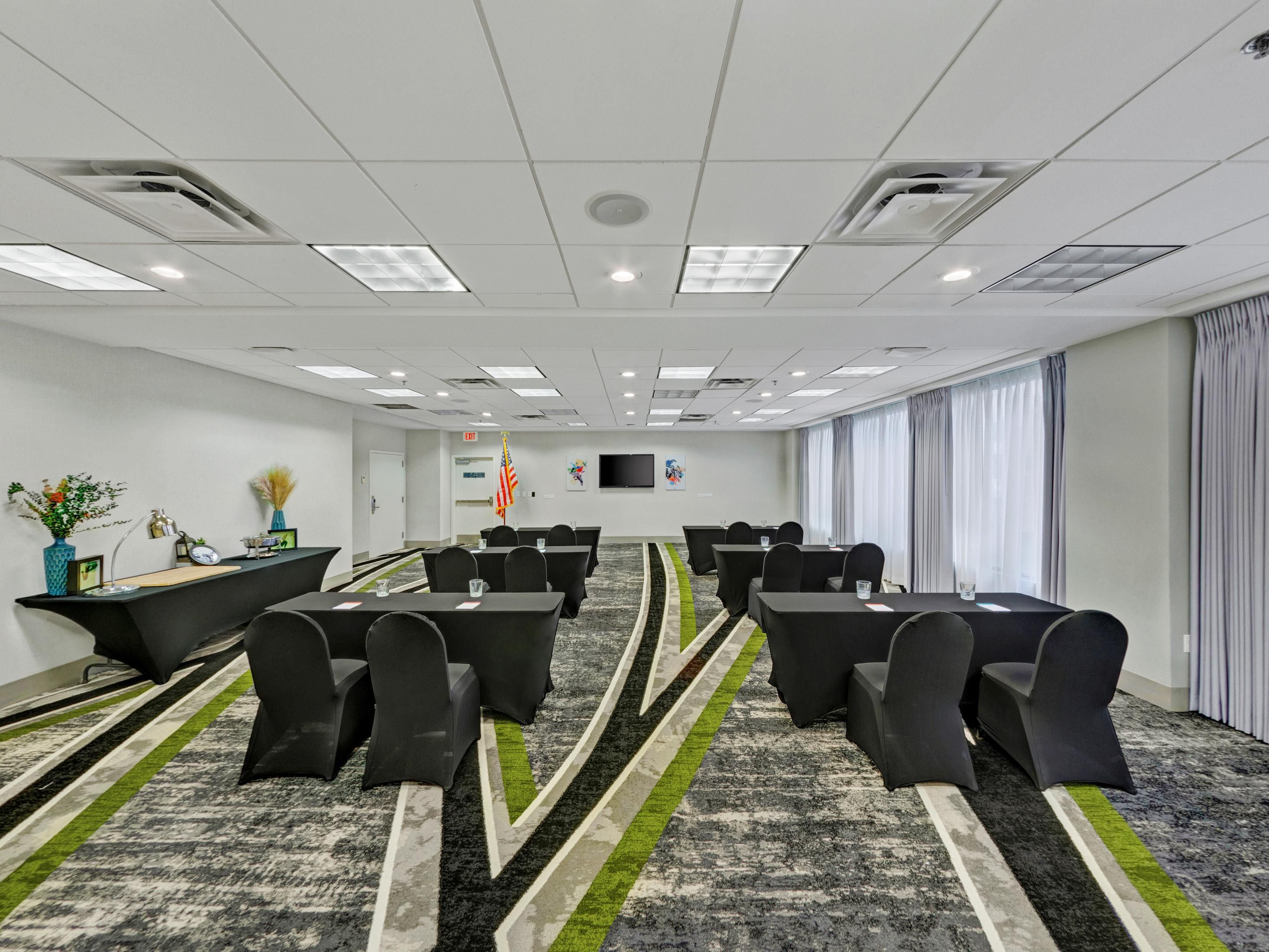 We provide comprehensive multimedia and audiovisual support, including printing and shipping services, to meet all your event needs. 