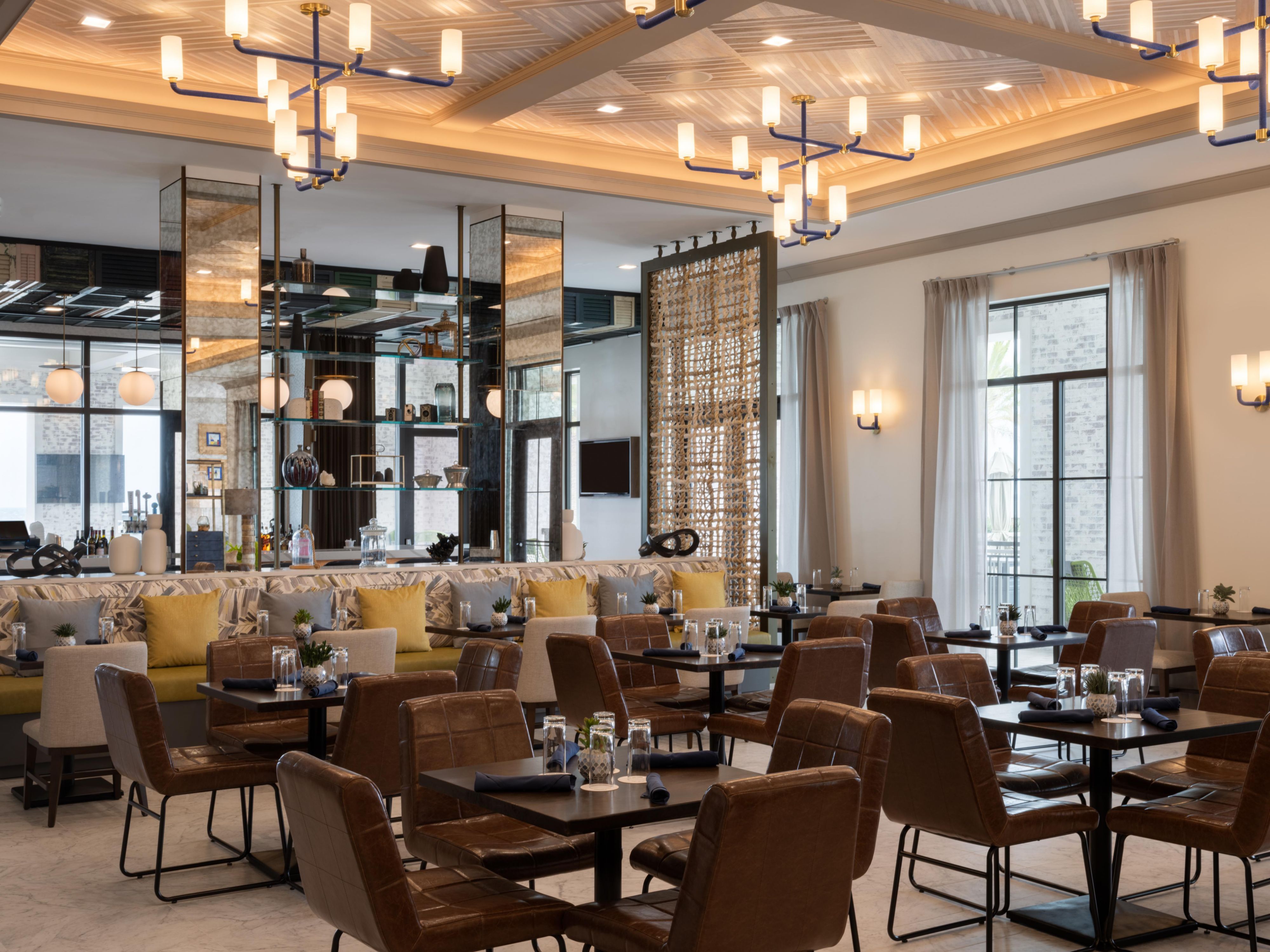 Enjoy all-day dining indoors or on our covered veranda at Tarpons, offering a fresh take on Southern cuisine, curated cocktails, and a full bar. Elevate lunch and dinner at Steam on 5, our open-air rooftop bar serving local seafood, delightful light bites and stunning bay views.