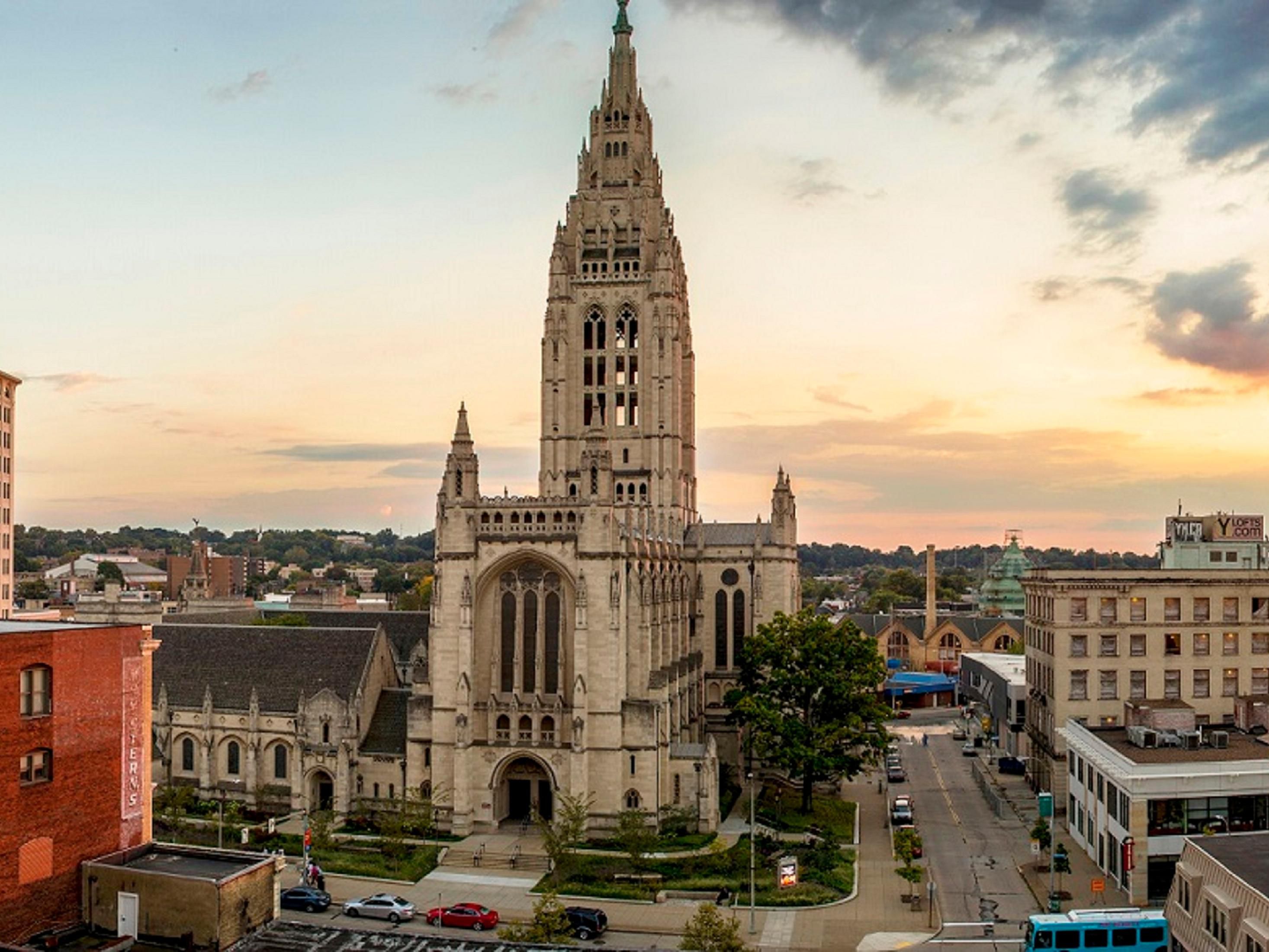 Guests can discover an exciting food and beverage scene at one of the many local eateries or delve into a vibrant art, theater and music community. Collegiate experiences at CMU, Pitt and Chatham University or attractions like the Pittsburgh Zoo, Phipps Conservatory, Heinz Field, PNC Park, PPG Paints Arena are just minutes from our door. 