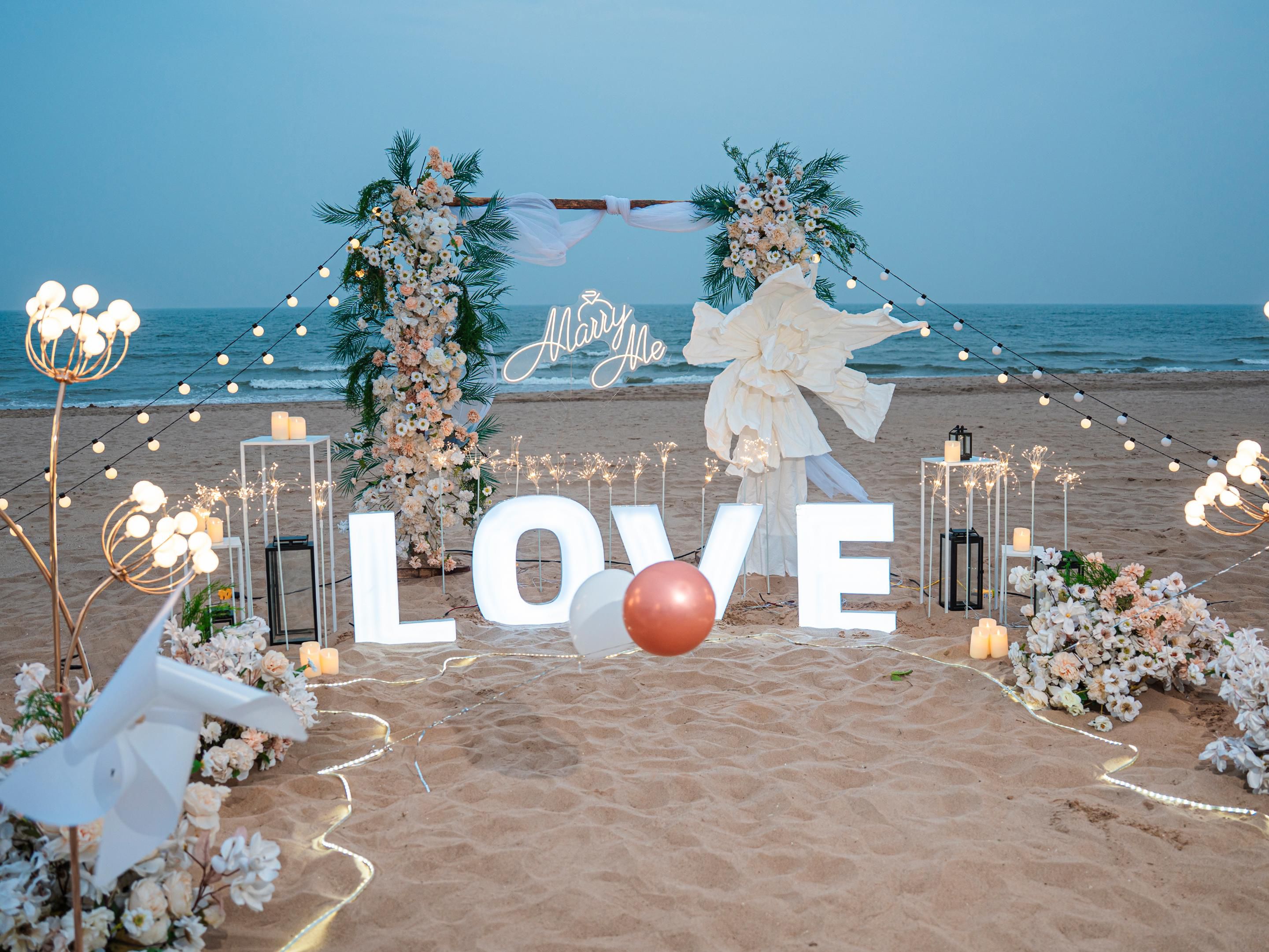 让我们为您缔造目的地婚礼的臻美篇章。以私密海滩、繁茂草坪为画布，融汇香槟塔的璀璨与鸡尾酒的微醺，将自然美学与邻间叙事完美交织，为您镌刻永恒承诺的浪漫诗篇。