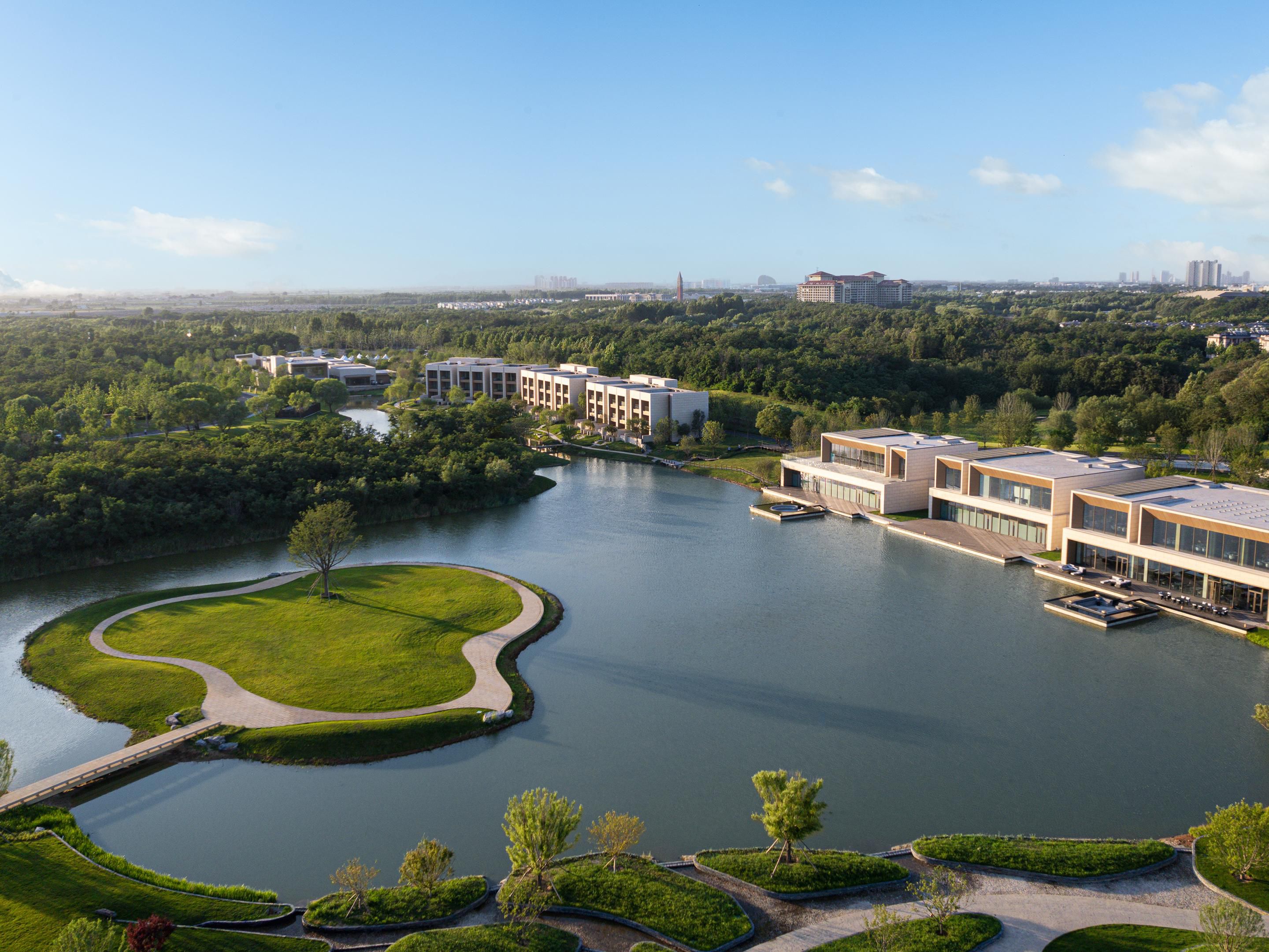 酒店与在地优质合作伙伴携手，展现丰富邻间体验，为您带来充满奇趣的会面场所，体验探索自然的精彩。无论是在沙滩、露营地、邻间书吧还是运动场举行活动，我们都能为您轻松安排，让您在举办活动的同时享受舒适的入住体验，尽享两者的出色融合。