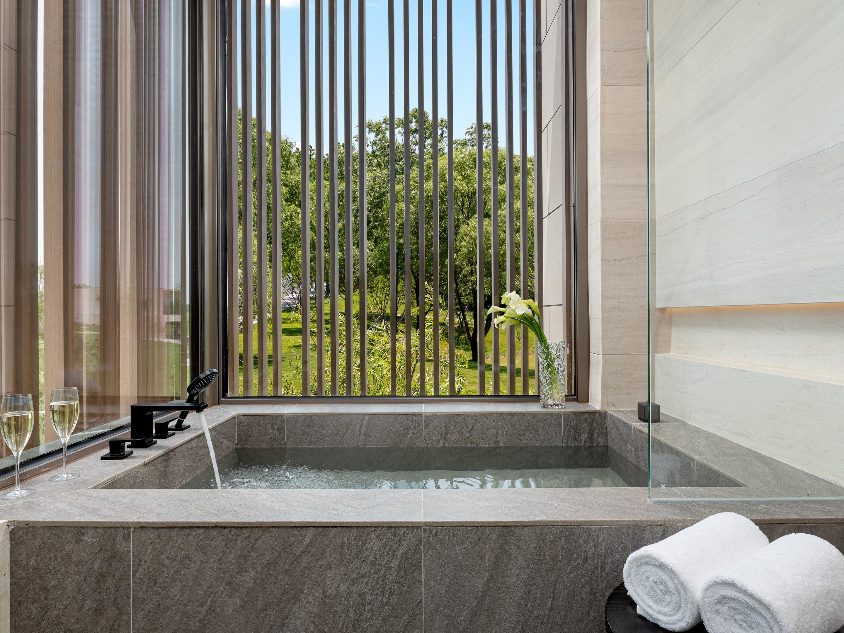 私汤客房及套房均设有私汤池，享受私汤疗愈之旅。