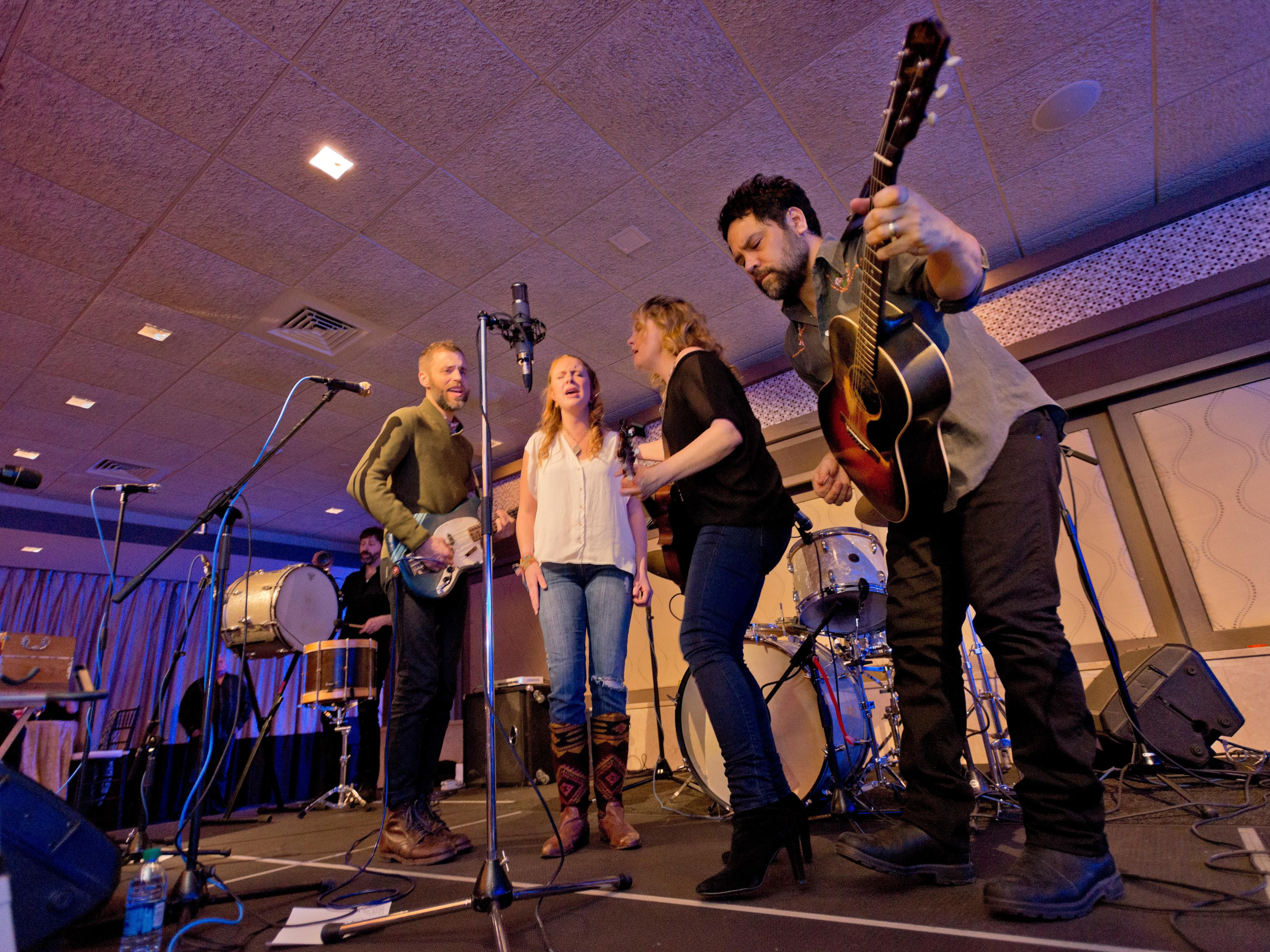 Start your evening with a signature cocktail or sip a local wine at our inviting bar. With live music on select nights and a laid-back vibe, it’s the perfect place to catch up, wind down, or make new connections on Long Island’s East End.