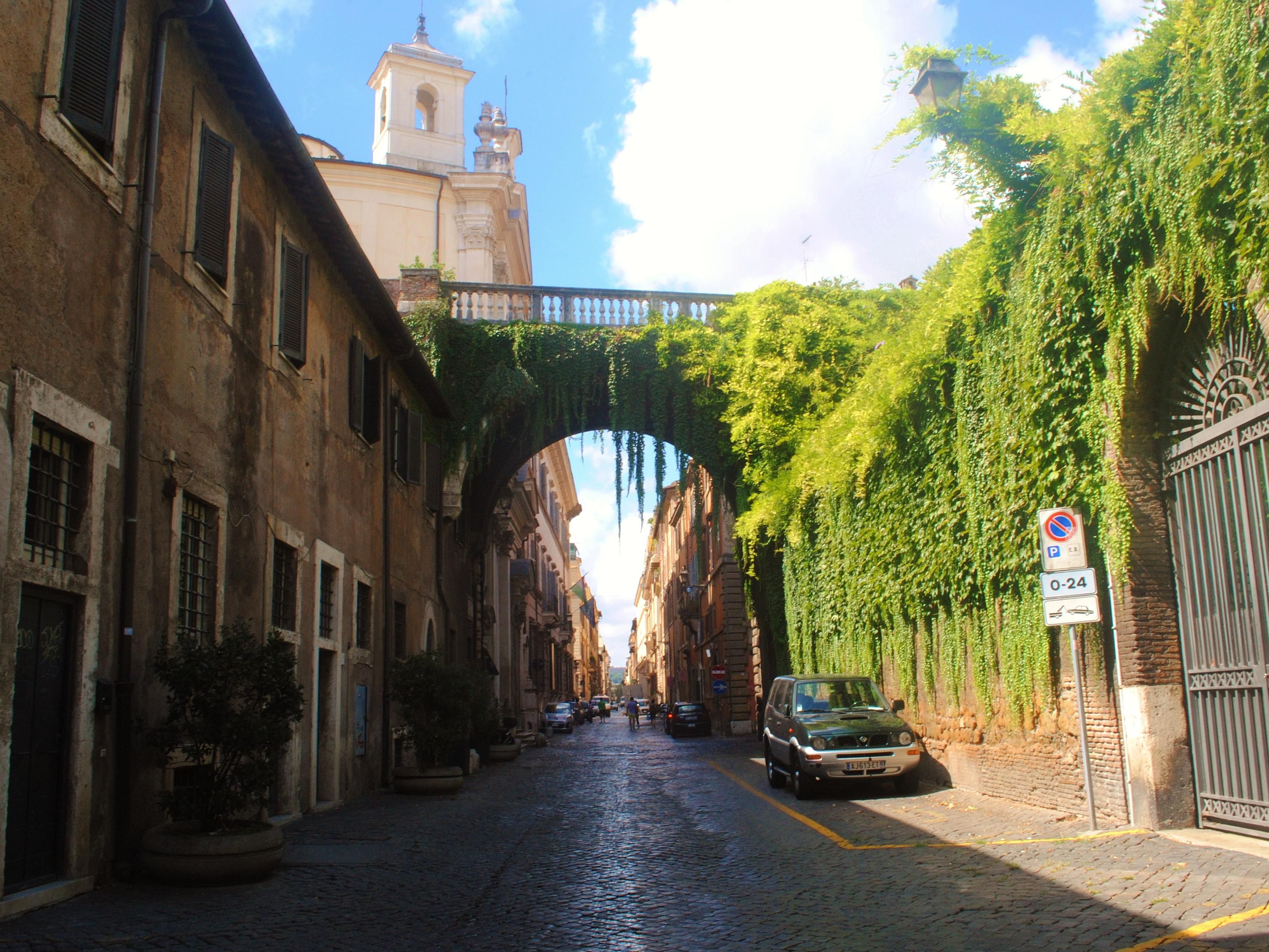 Among centuries-old churches, historic bistros, art galleries and the street of perfumes, explore a hidden side of Rome that lives between tradition and modernity. The tour ends in the iconic Piazza di Spagna, where past and present meet in style.