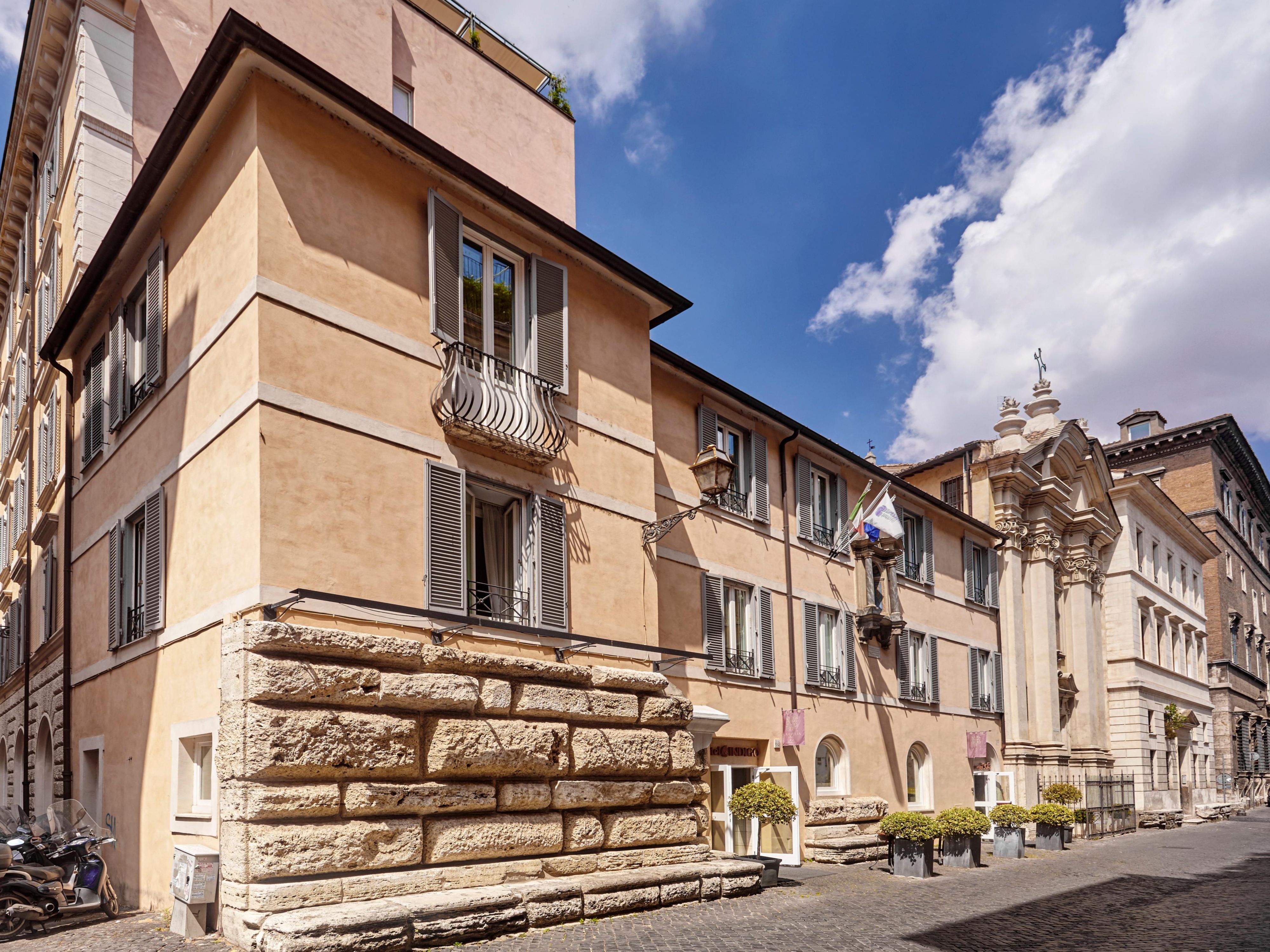 我们的建筑最初是由 Donato Bramante 在 16 世纪设计的。一个充满魅力和历史的环境，意大利当代设计被封闭在古罗马城墙内。现代室内设计与古代重要的历史见证完美融合。