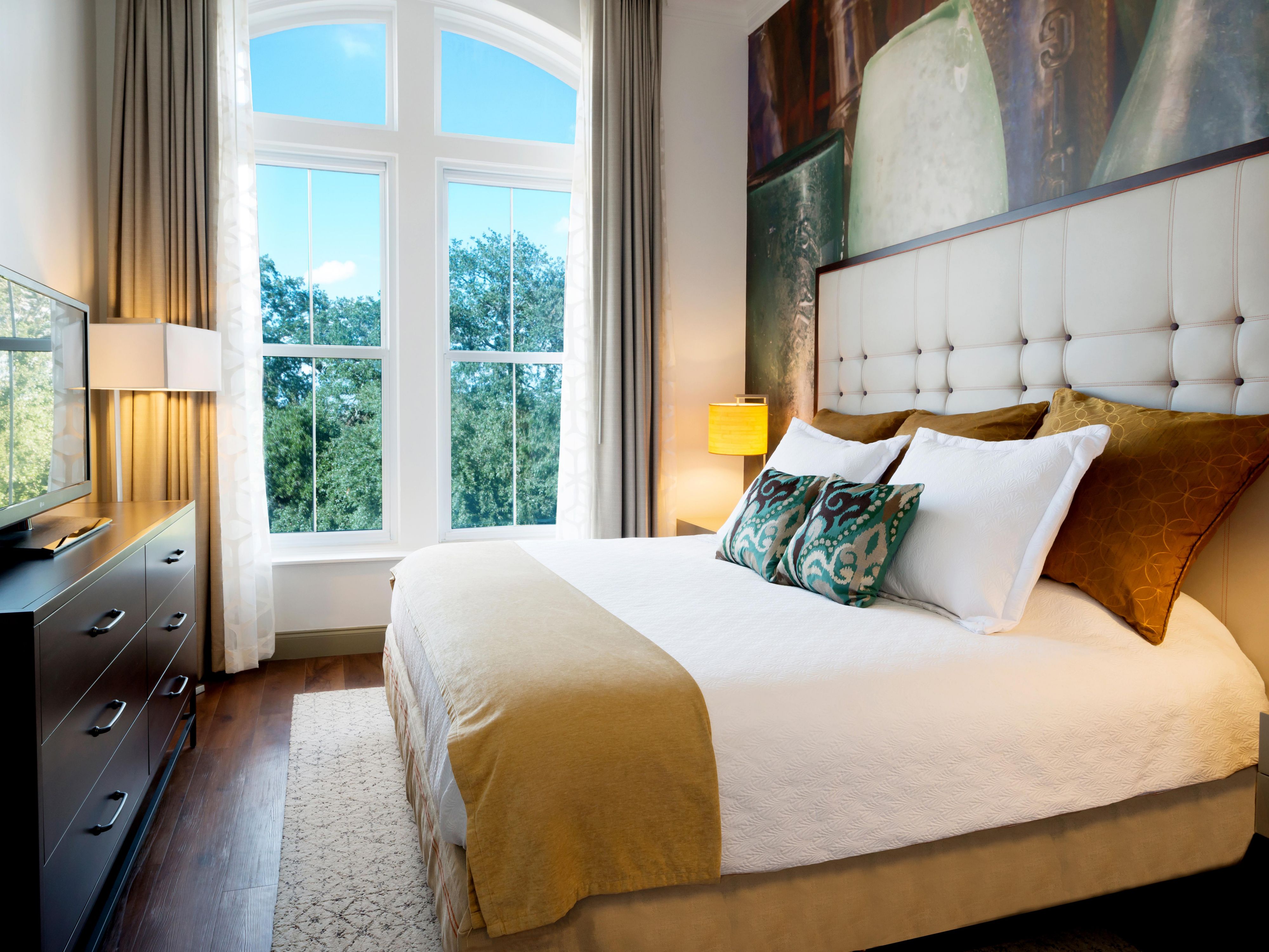 Experience our historic building during your trip to Savannah! Take the opportunity to upgrade to one of our suites and step back in time. All of our suites feature separate living areas for maximum relaxation, 10-foot tall windows overlooking the city, exposed brick walls and high ceilings. 