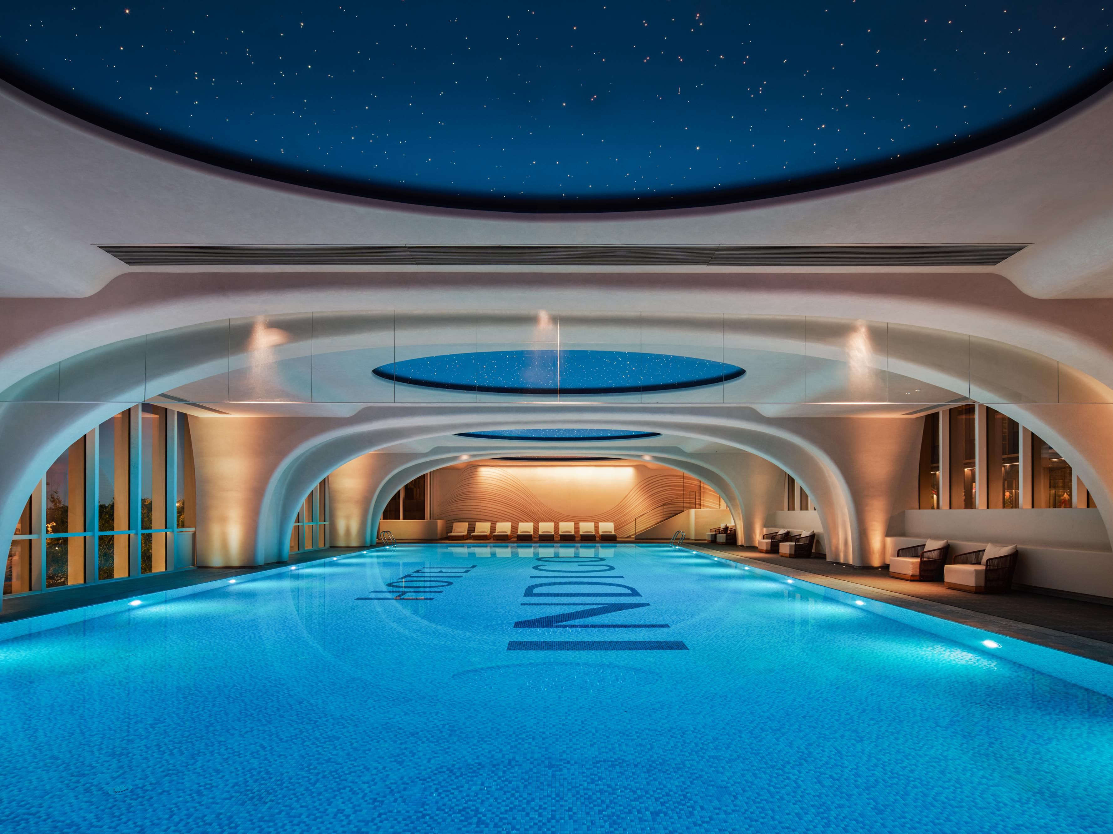 游泳池以“星海映湖”为设计灵感，仰首可见繁星点点如水天相接，俯身则如漫游银河，沉浸于静谧而浪漫的氛围之中。舒展身体，任由水波轻轻拂去疲惫，在这一刻尽享宁静与惬意，体验身心全然舒展的满分治愈。