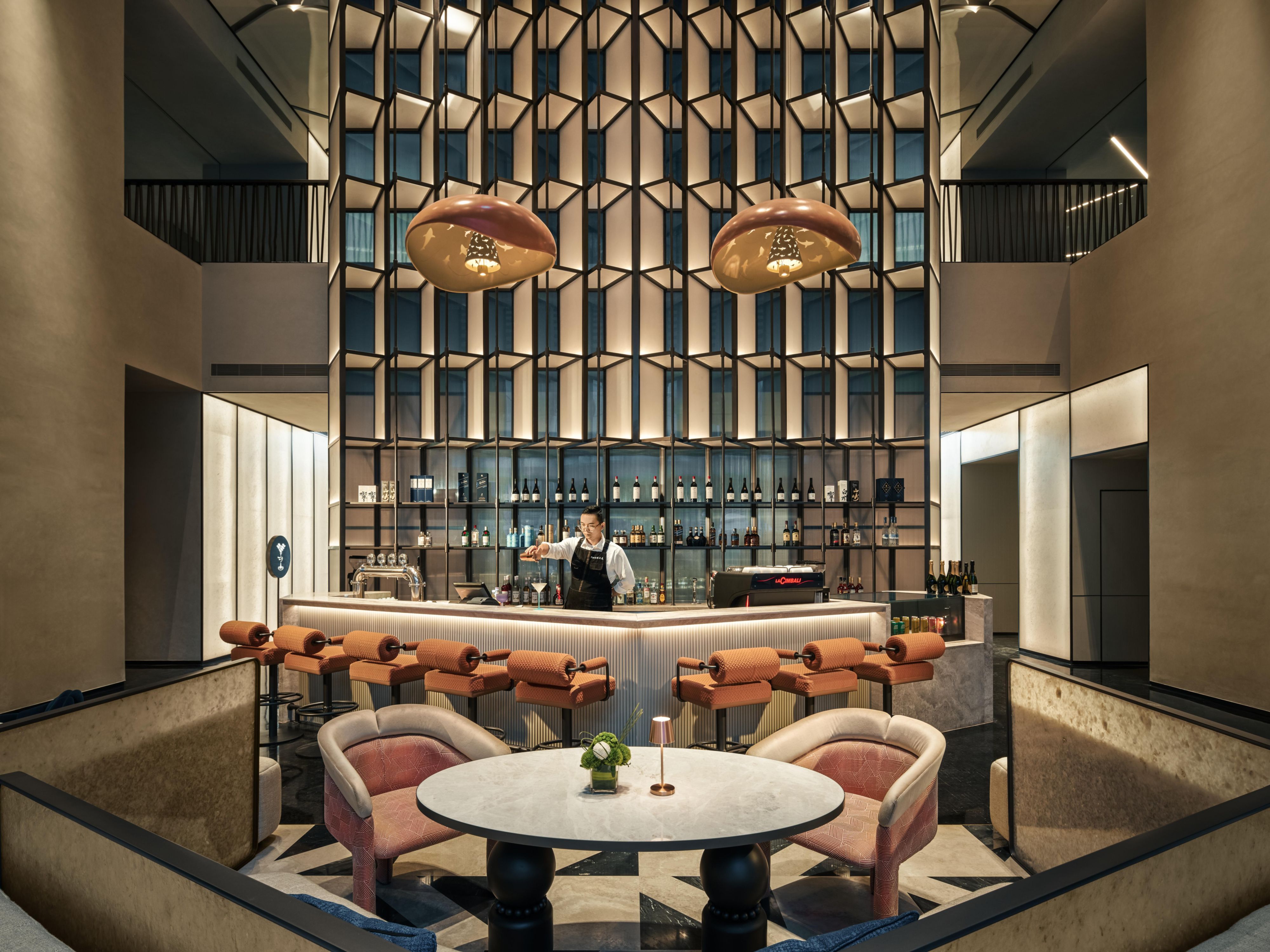 “汐-邻间酒吧”以渔灯潮韵演绎临港夜话，酒单暗藏地标密码。撷取南汇鲜果凝于杯盏中，轻啜吸管仿佛叩响潮汐白噪音。每逢周六的“邻里之夜”主题特调鸡尾酒为周末拉开序幕。