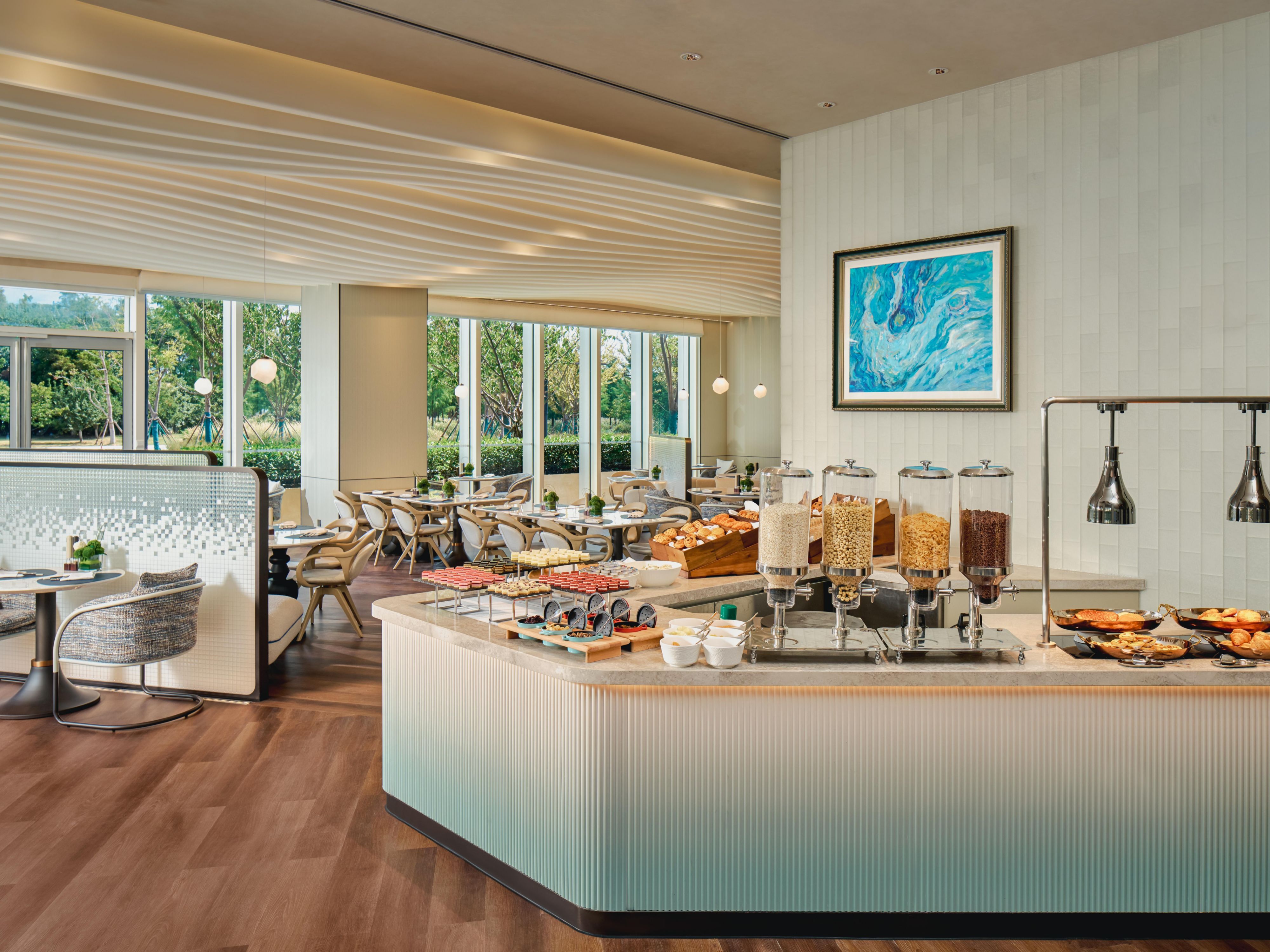 上海滴水湖英迪格酒店早餐直至12:30结束，可以睡到自然醒，从容享用Brunch。用一整湖的风景佐餐，开启慵懒惬意的一天。