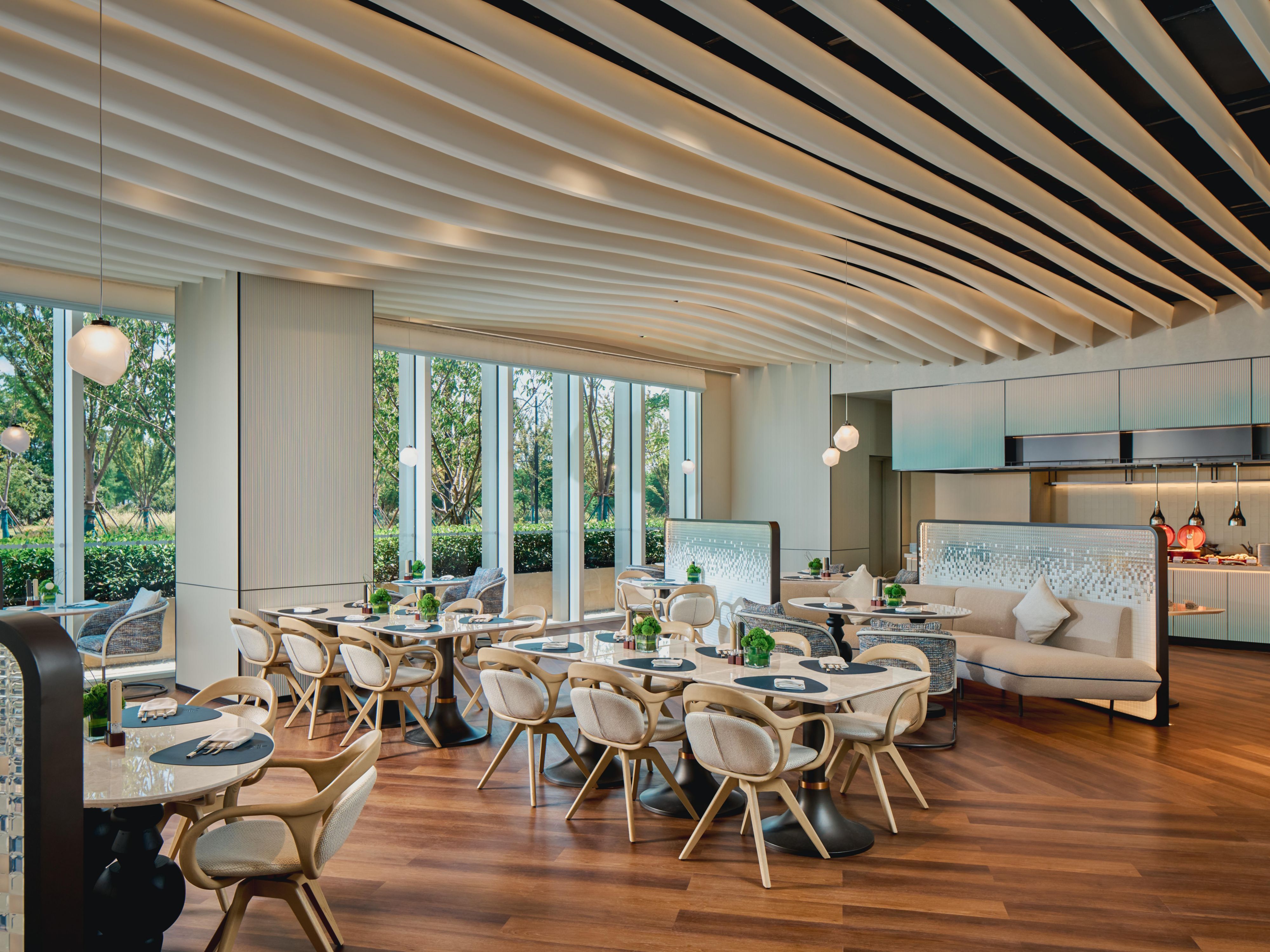 客人旅居于此，可以看到滴水湖旖旎风光，并于东海之滨感受绿洲度假氛围，是短期出行和度假的理想选择。