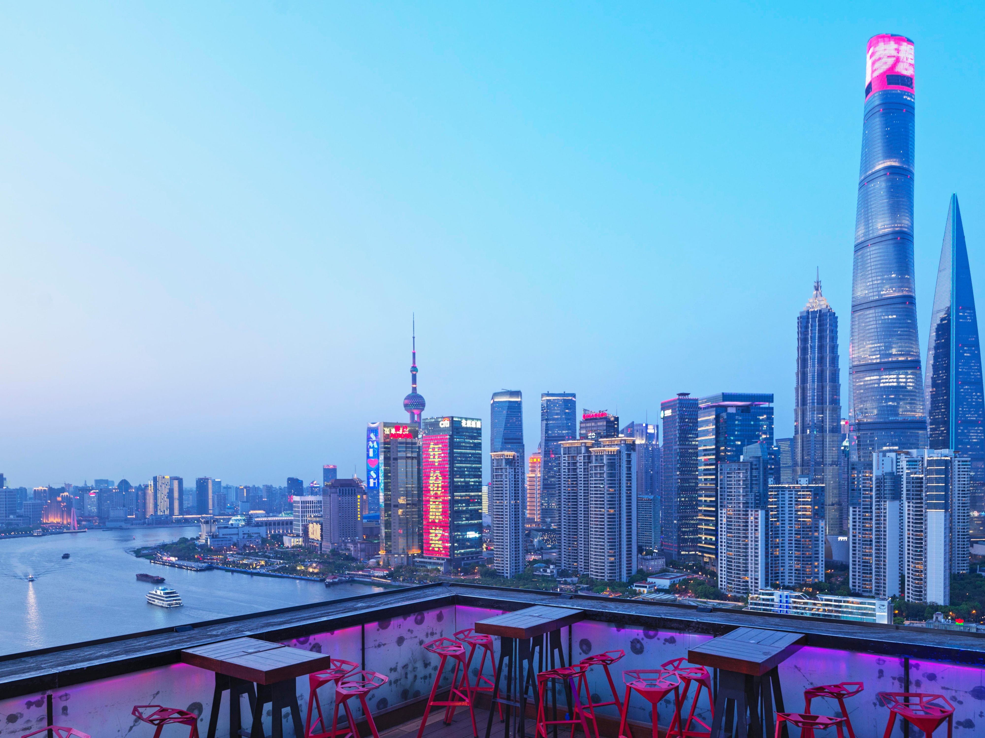 享陆家嘴三件套全景
酒店顶楼Char露天酒吧，360度全方位俯瞰外滩美景和黄浦江景，悠闲惬意欣赏两岸风光。这里是魔都夜生活的“天际秀场”，用微醺视角收藏外滩耀眼的24小时。