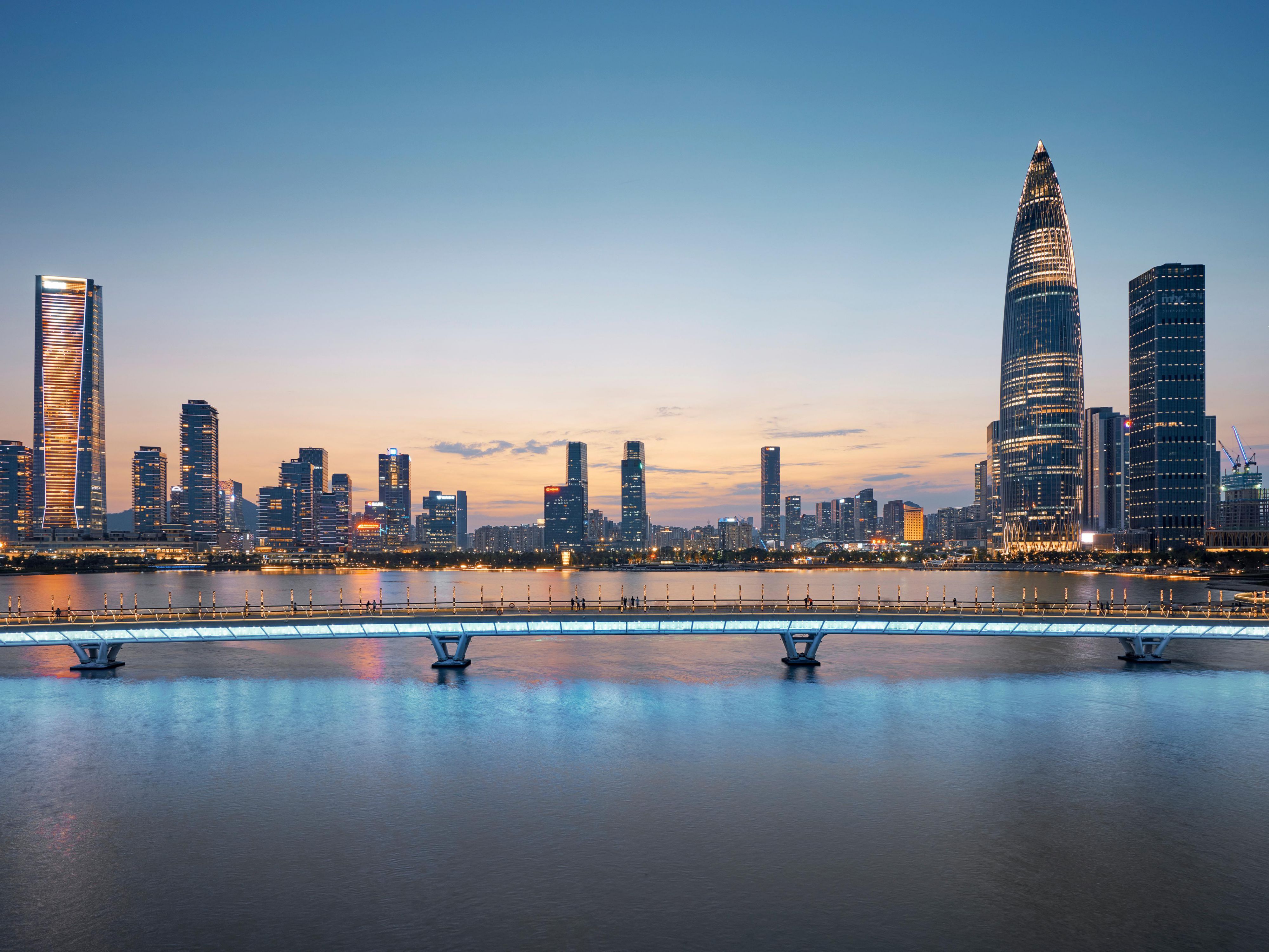 清晨，于华侨城绿荫道骑行，深氧假期在脚下延展；创意园中，艺术展览与创意市集碰撞灵感火花。午后，南头古城的岭南韵致、百年博物馆的厚重底蕴、粤式茶楼的烟火气息交织成画。夜幕降临，益田假日购物广场与万象天地的霓虹闪烁，带您一同奔赴邻间文化的绮梦之旅。