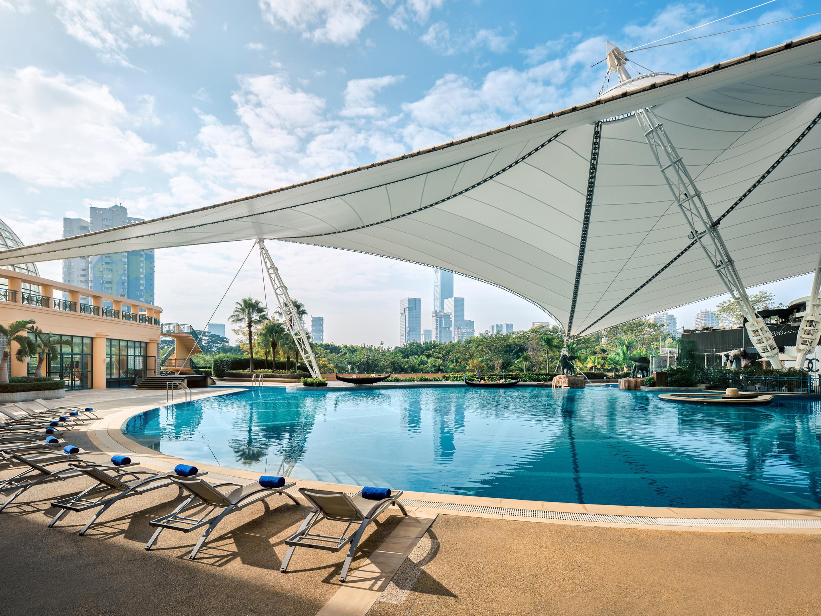 An outdoor white-sailed swimming pool, an indoor heated swimming pool, and a fully-equipped gym are available around the clock, exuding vitality. At the Window of the World, rooms overlook an art gallery, offering guests a breathtaking view of the grand fireworks display at the Window of the World from the rotating cloud deck. This allows for a vib