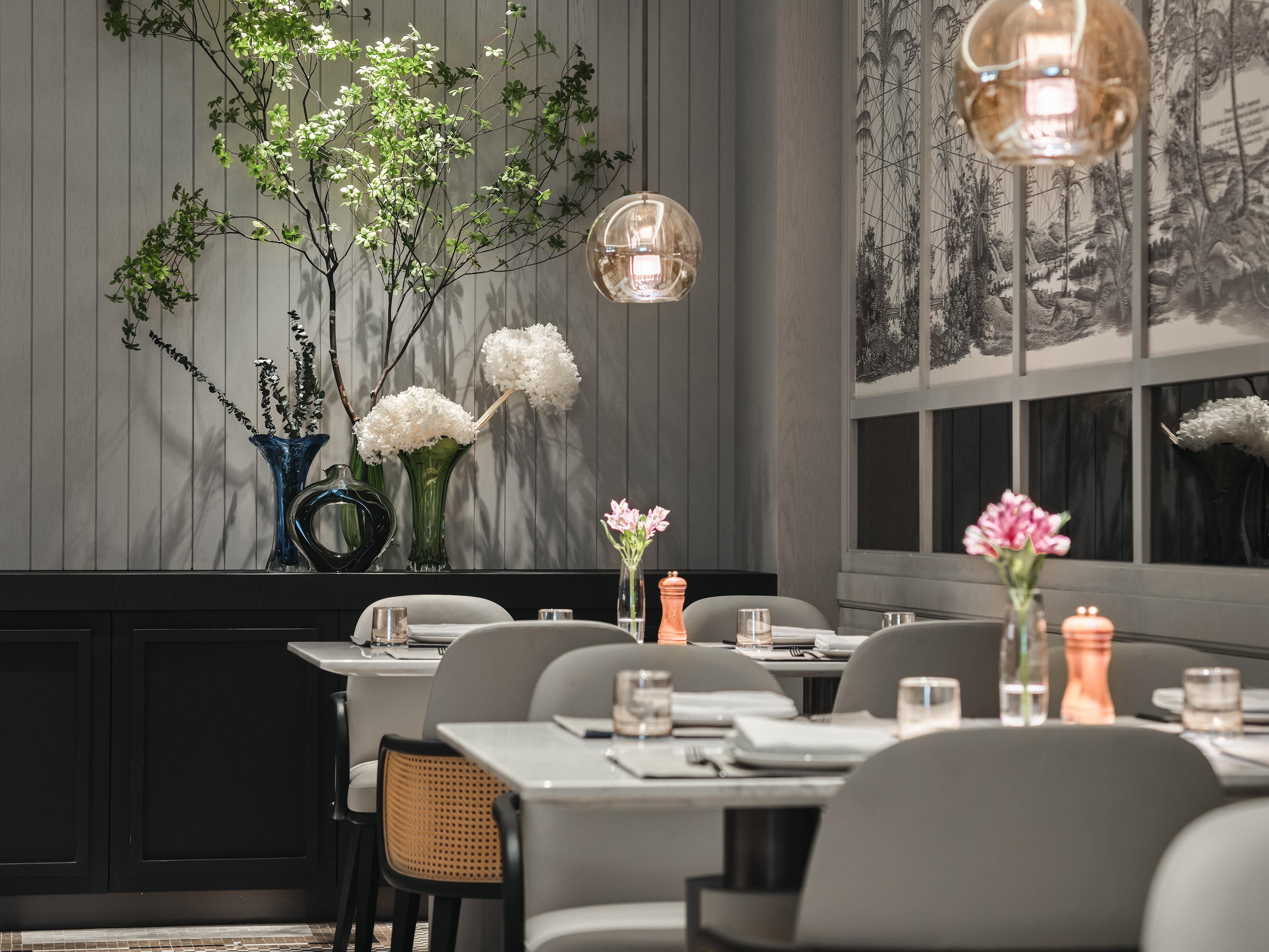 Artisanal espresso fuels Guangdong's dreamers. Venetian cicchetti reimagined with Shenzhen's harvest. Live culinary jazz sessions at our antipasto counter.A suspended terrarium serving avant-garde afternoon tea,macarons morph into Mondrian paintings, finger sandwiches arranged as edible architecture.