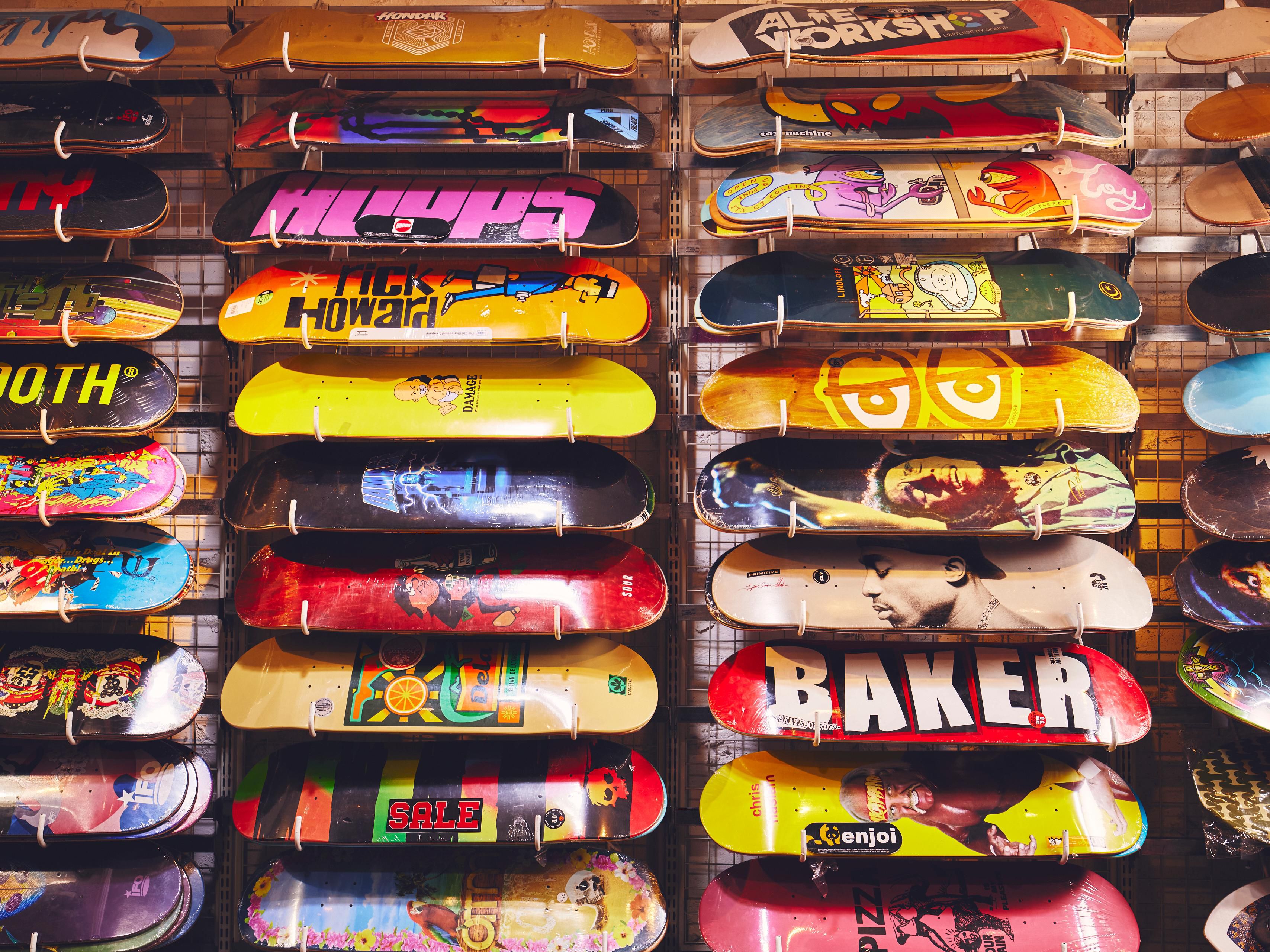 涩谷的街头，就是一座没有围墙的艺术馆。这里的涂鸦，不是静止的画作，而是鲜活的生命体，它们随着时代的变迁而生长，变化，甚至消失。每一幅涂鸦，都是艺术家个性的张扬，是涩谷多元文化的缩影。也许今天你看到的，明天就会成为绝版，这正是涩谷街头艺术的魅力所在