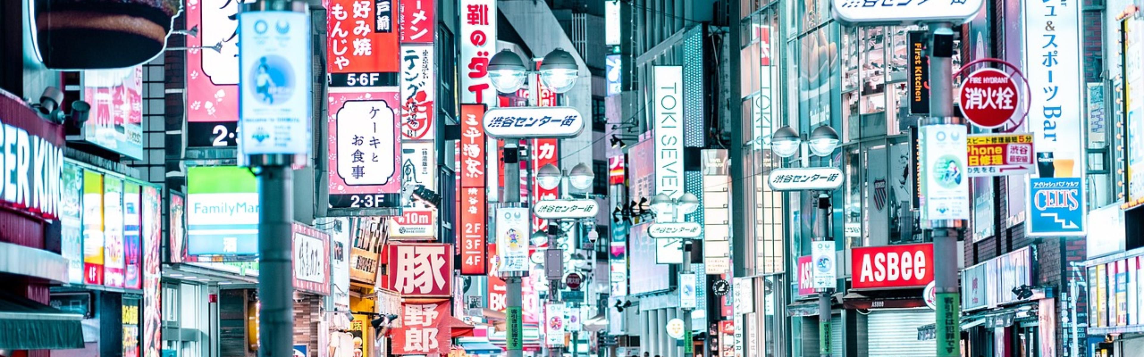 沉浸在涩谷中心街的热闹氛围中，感受城市魅力律动